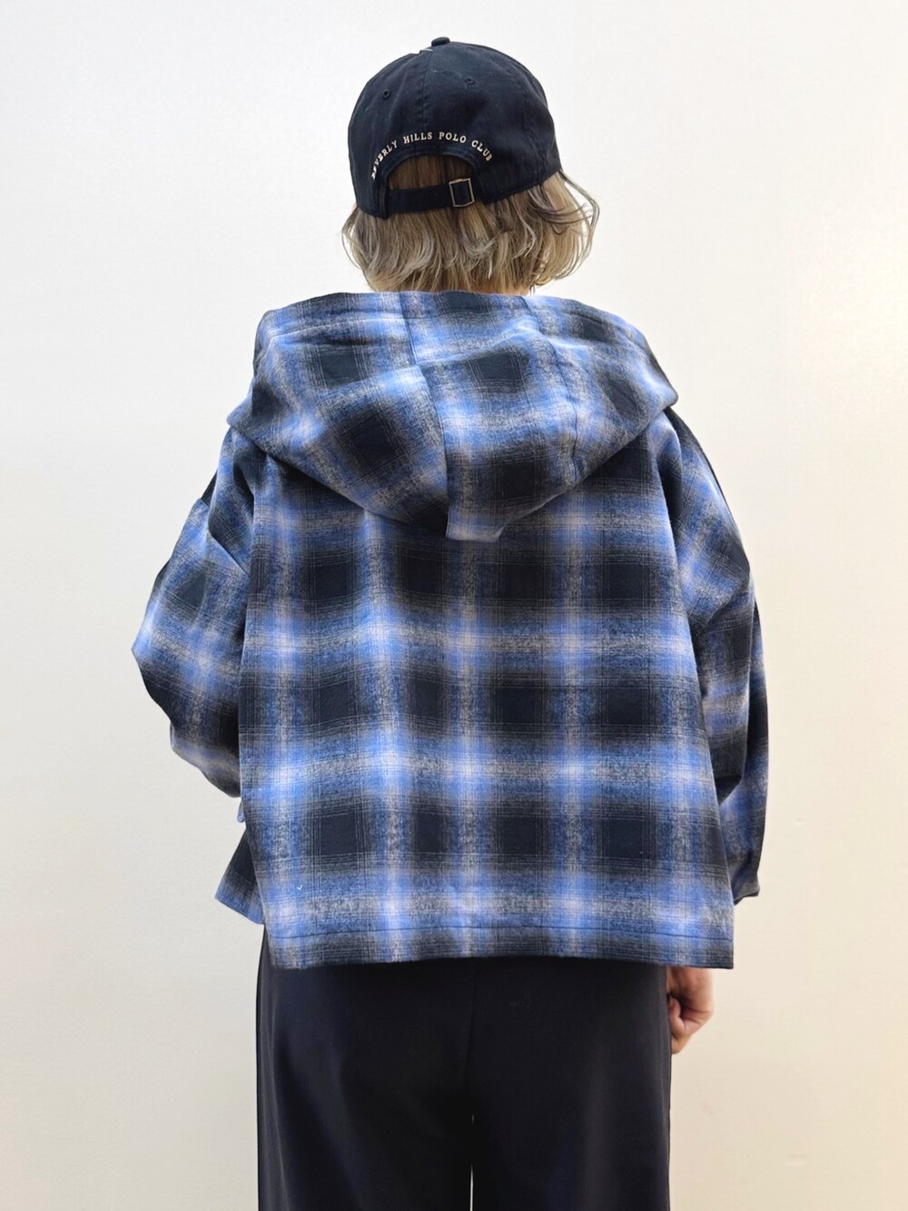 ベージュ系のTシャツ/カットソー、ブルー系のシャツ/ブラウス、ブラック系のショルダーバッグを着用したレディースの秋コーディネートの7枚目の写真