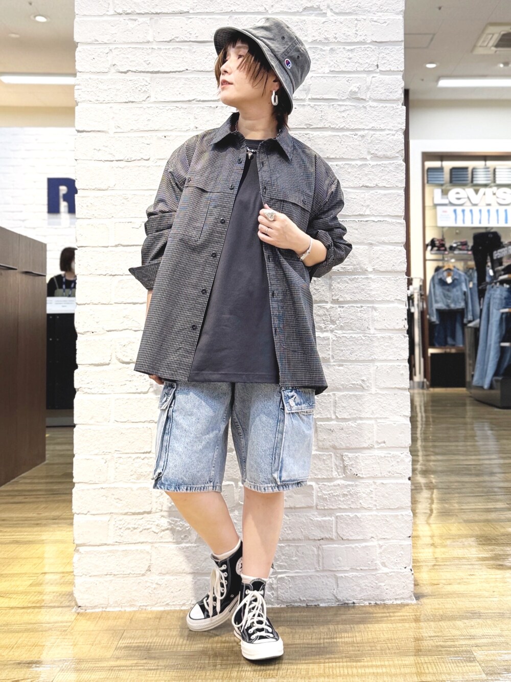 ブラック系のTシャツ/カットソー、ブルー系のその他パンツ、ブラック系のハットを着用したレディースの春コーディネートの4枚目の写真