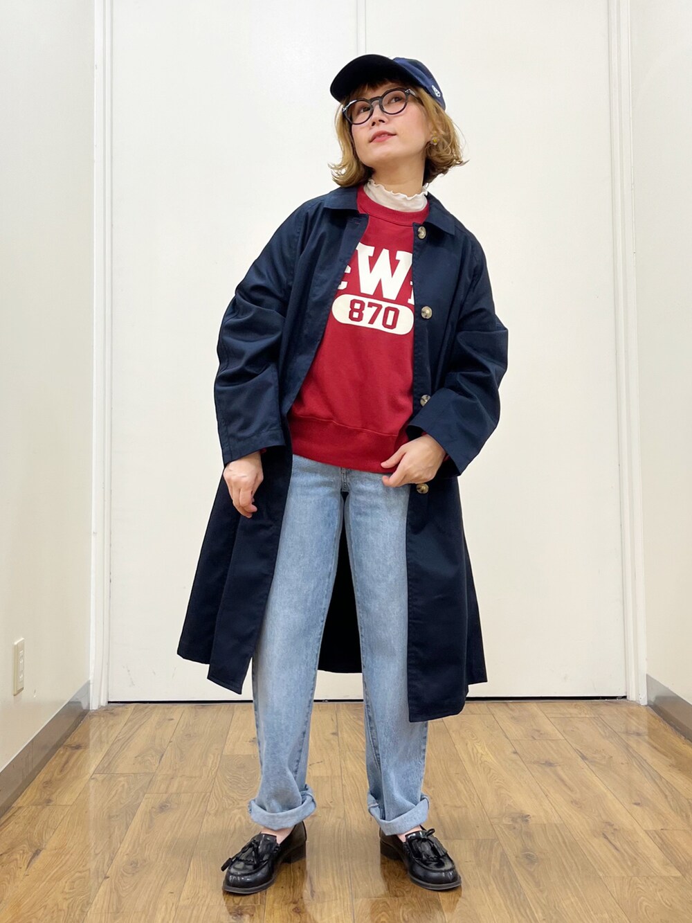 ホワイト系のTシャツ/カットソー、レッド系のスウェット、ブルー系のステンカラーコートを着用したレディースの秋コーディネートの3枚目の写真
