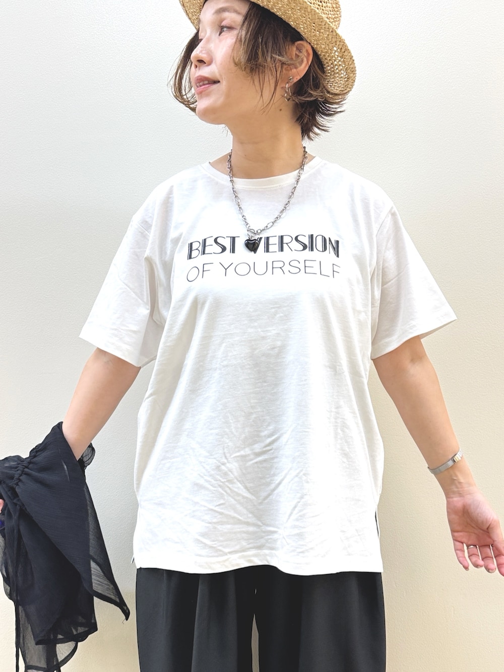 シルバー系のショルダーバッグ、その他のTシャツ/カットソー、ブラック系のその他トップスを着用したレディースの夏コーディネートの5枚目の写真