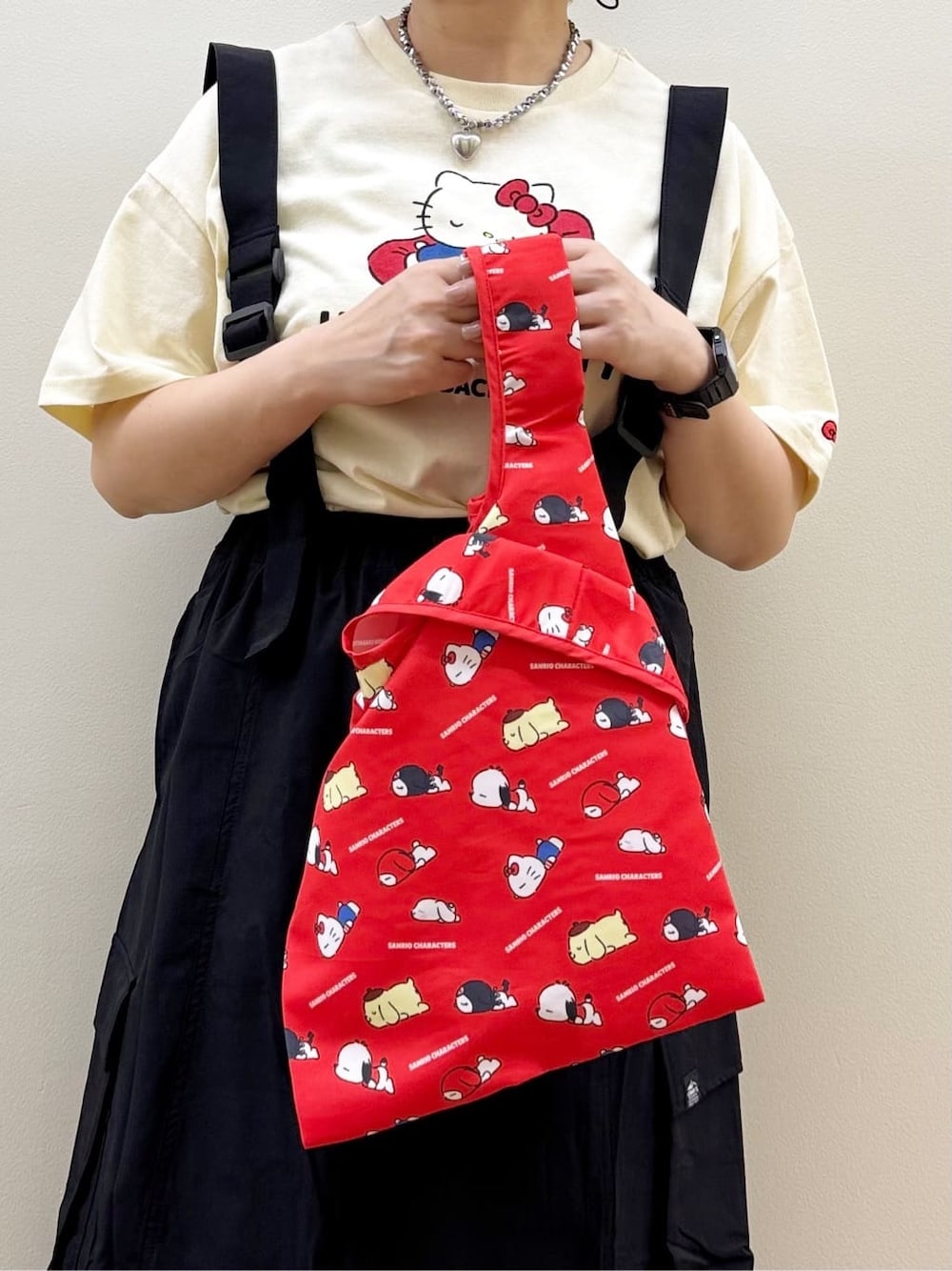 ホワイト系のTシャツ/カットソー、ブラック系のスカート、レッド系のエコバッグ/サブバッグを着用したレディースの春コーディネートの10枚目の写真