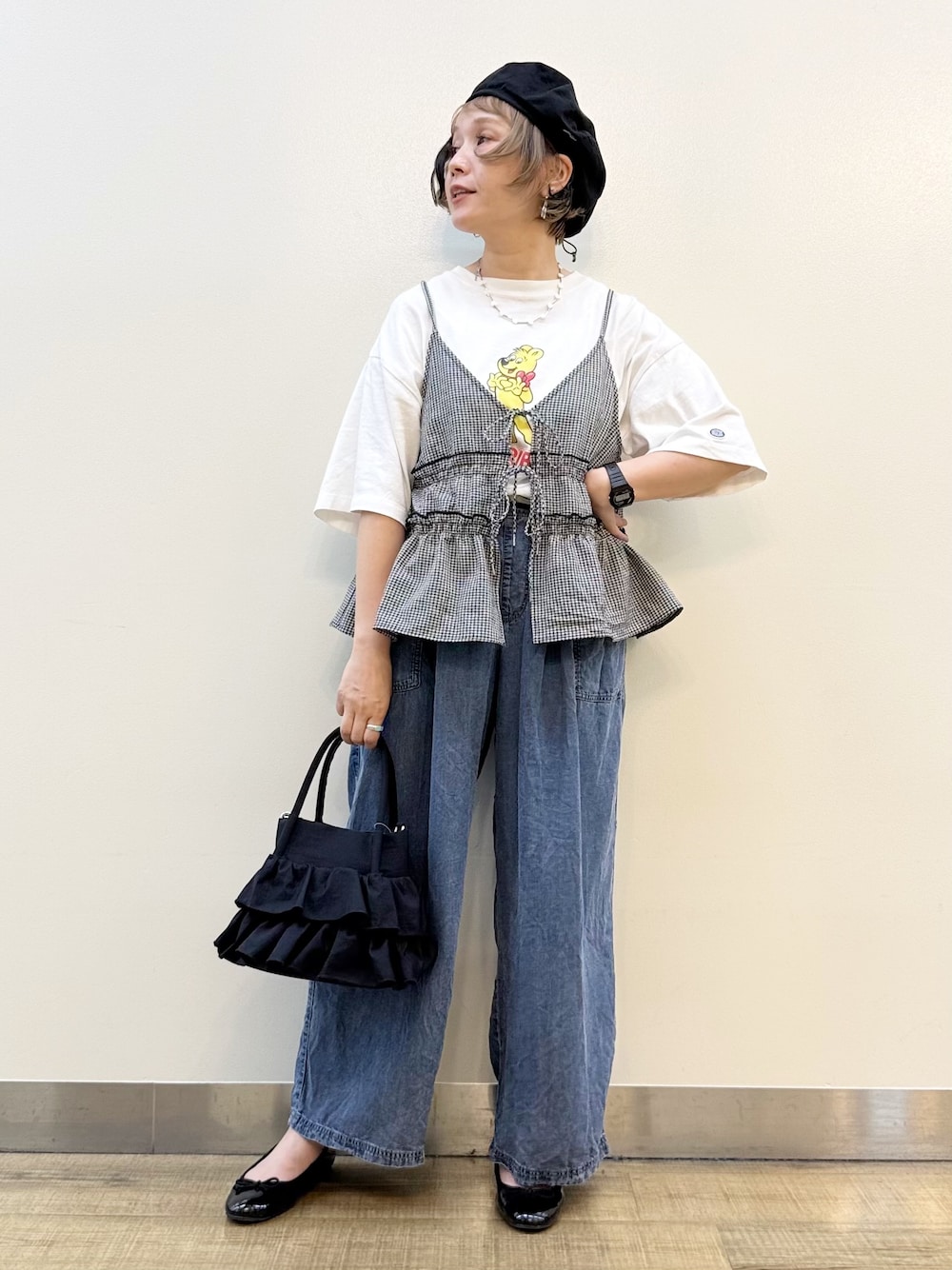 その他のTシャツ/カットソー、ホワイト系のセットアップ、ブルー系のデニムパンツを着用したレディースの夏コーディネートの2枚目の写真