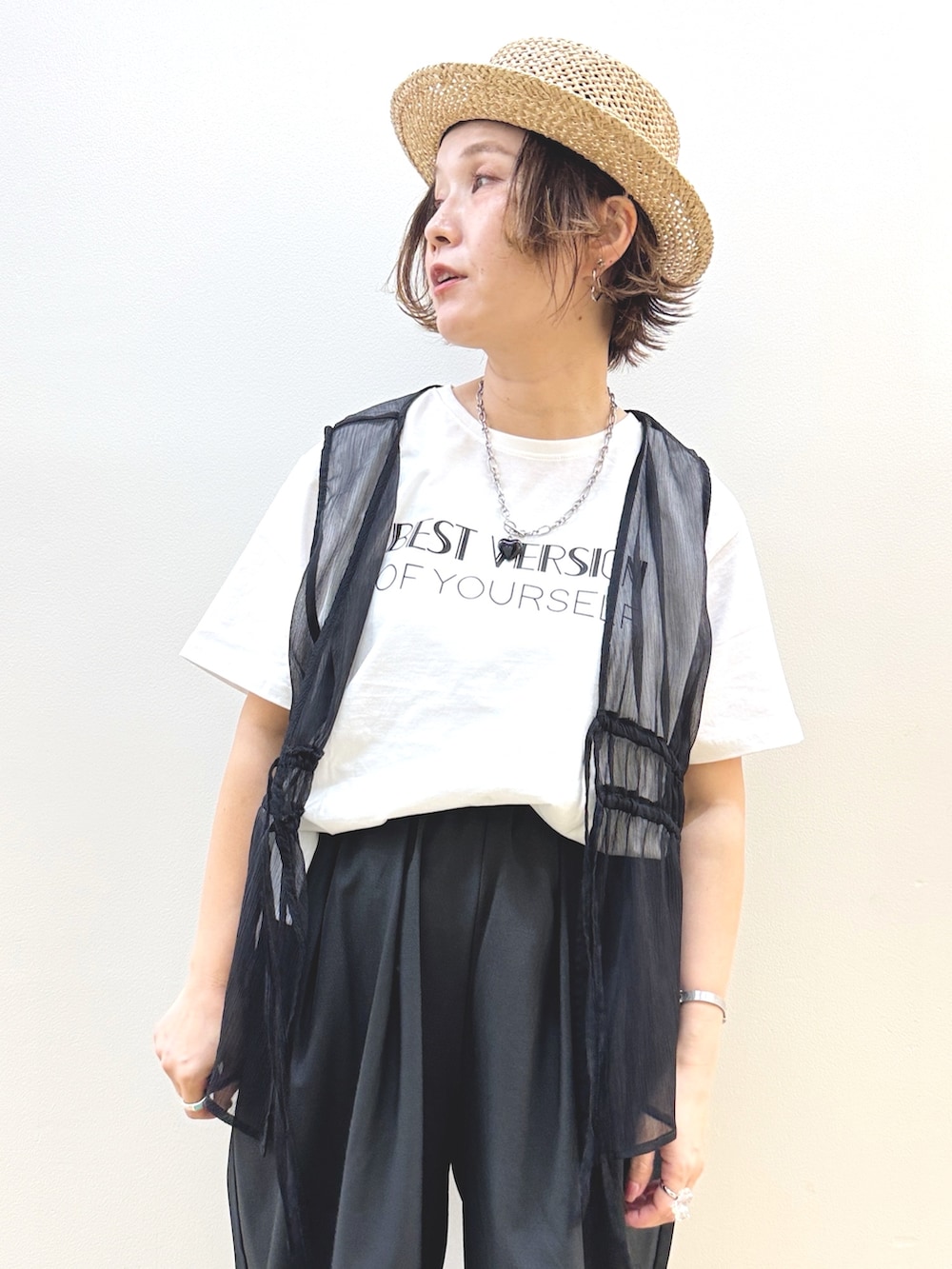 シルバー系のショルダーバッグ、その他のTシャツ/カットソー、ブラック系のその他トップスを着用したレディースの夏コーディネートの4枚目の写真