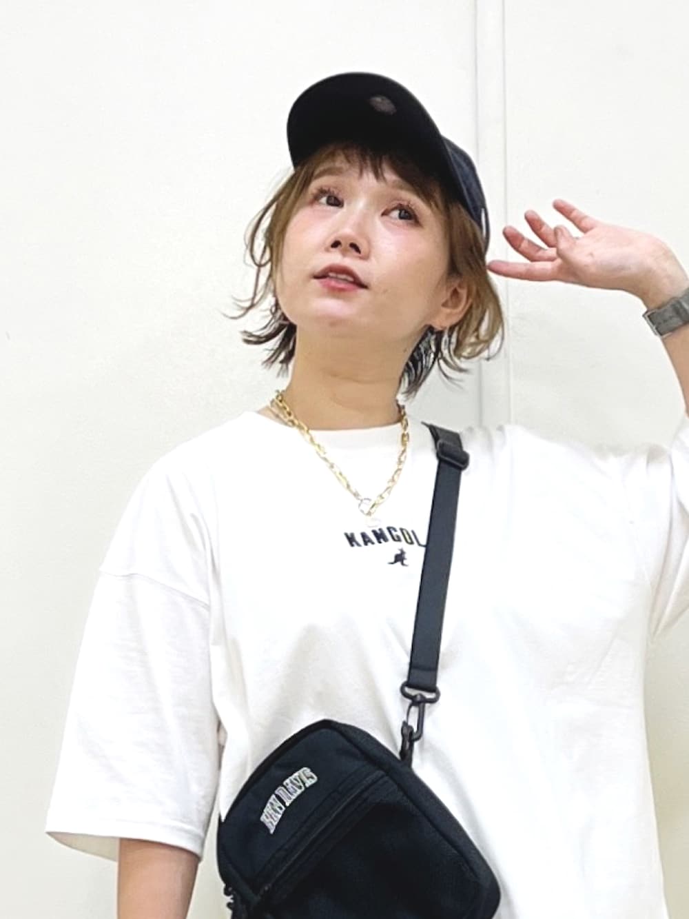 ブルー系のその他パンツ、グリーン系のショルダーバッグ、ホワイト系のスニーカーを着用したレディースの夏コーディネートの2枚目の写真