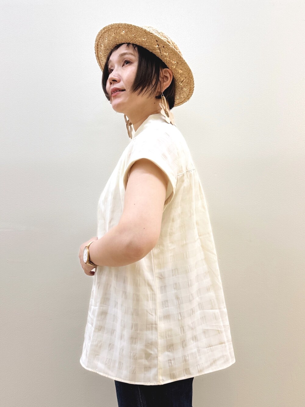 ホワイト系のシャツ/ブラウス、ホワイト系のその他トップス、ブルー系のデニムパンツを着用したレディースの夏コーディネートの7枚目の写真