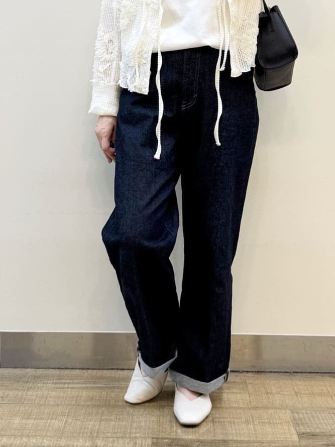 ホワイト系のカーディガン/ボレロ、ホワイト系のTシャツ/カットソー、ブルー系のデニムパンツを着用したレディースの春コーディネートの9枚目の写真
