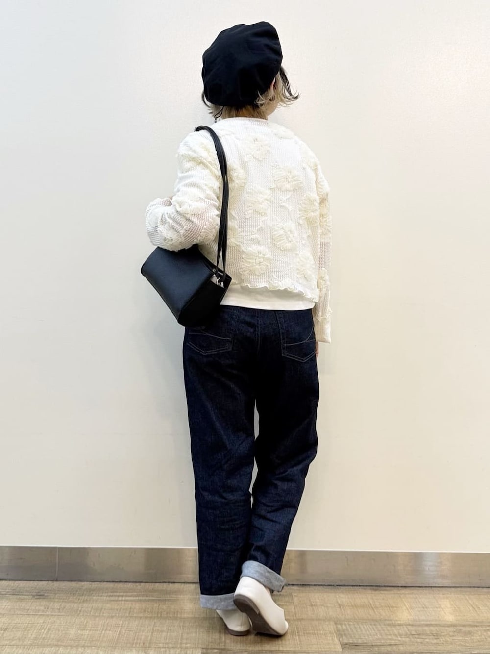 ホワイト系のカーディガン/ボレロ、ホワイト系のTシャツ/カットソー、ブルー系のデニムパンツを着用したレディースの春コーディネートの5枚目の写真