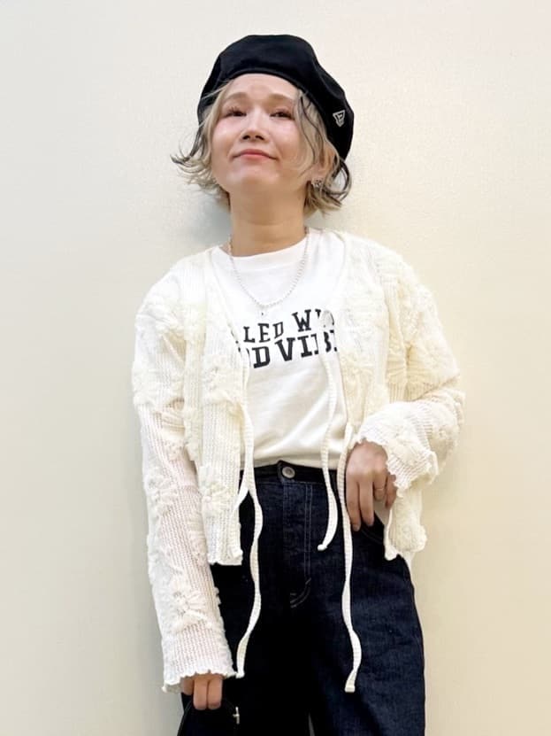 ホワイト系のカーディガン/ボレロ、ホワイト系のTシャツ/カットソー、ブルー系のデニムパンツを着用したレディースの春コーディネートの2枚目の写真