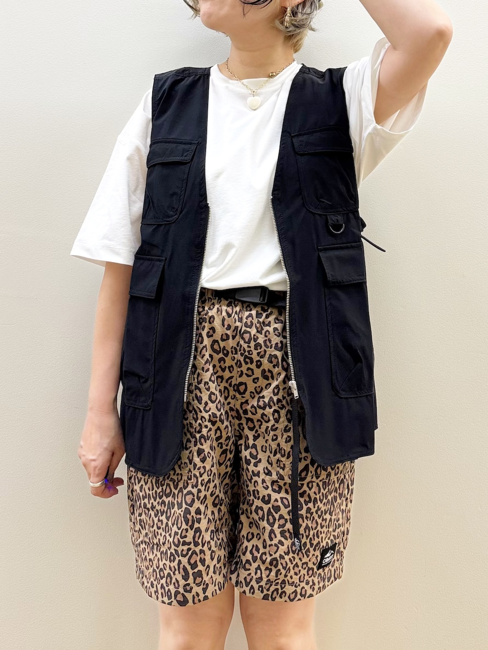 ブラック系のシャツ/ブラウス、ホワイト系のTシャツ/カットソー、イエロー系のその他パンツを着用したレディースの春コーディネートの2枚目の写真