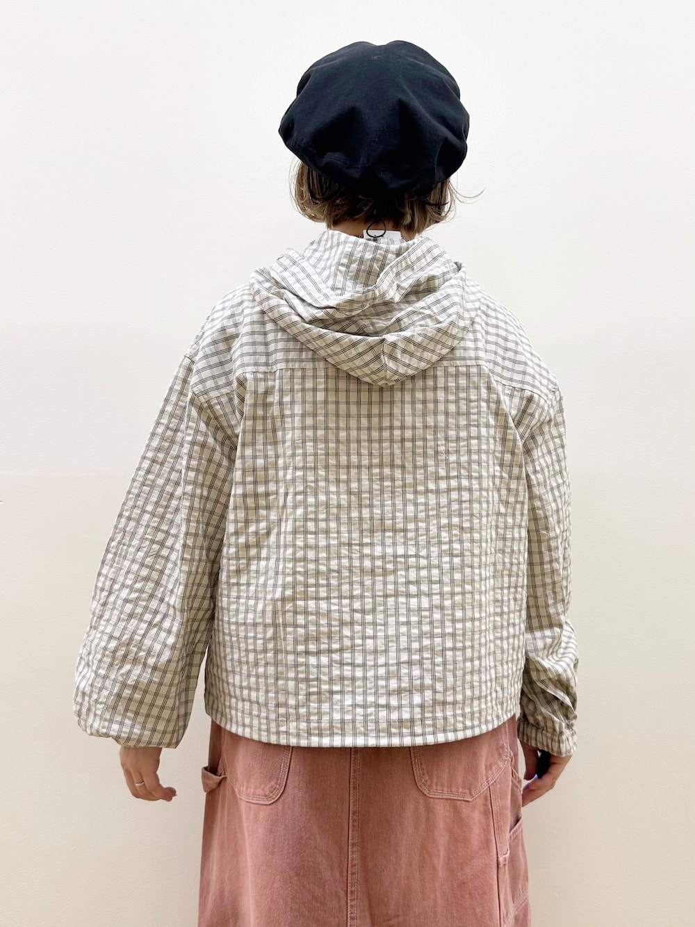 ホワイト系のシャツ/ブラウス、ホワイト系のTシャツ/カットソー、その他のスカートを着用したレディースの秋コーディネートの6枚目の写真