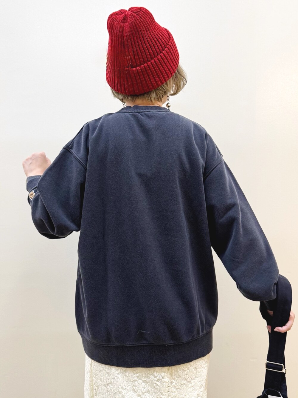 ホワイト系のスカート、ブラック系のスニーカー、ブラック系のショルダーバッグを着用したレディースの秋コーディネートの7枚目の写真