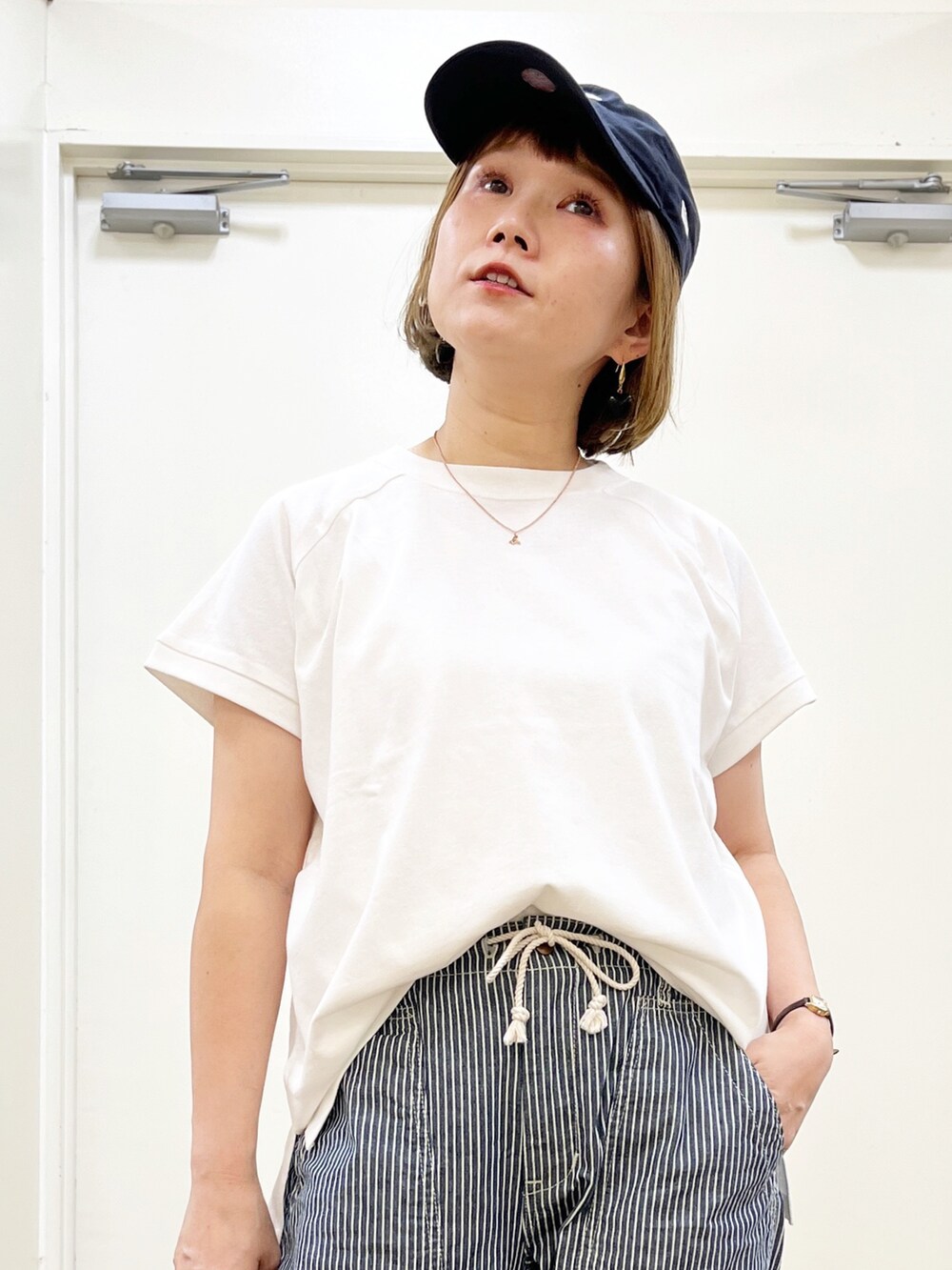 ブルー系のその他パンツ、ベージュ系のトートバッグ、ホワイト系のサンダルを着用したレディースの夏コーディネートの2枚目の写真