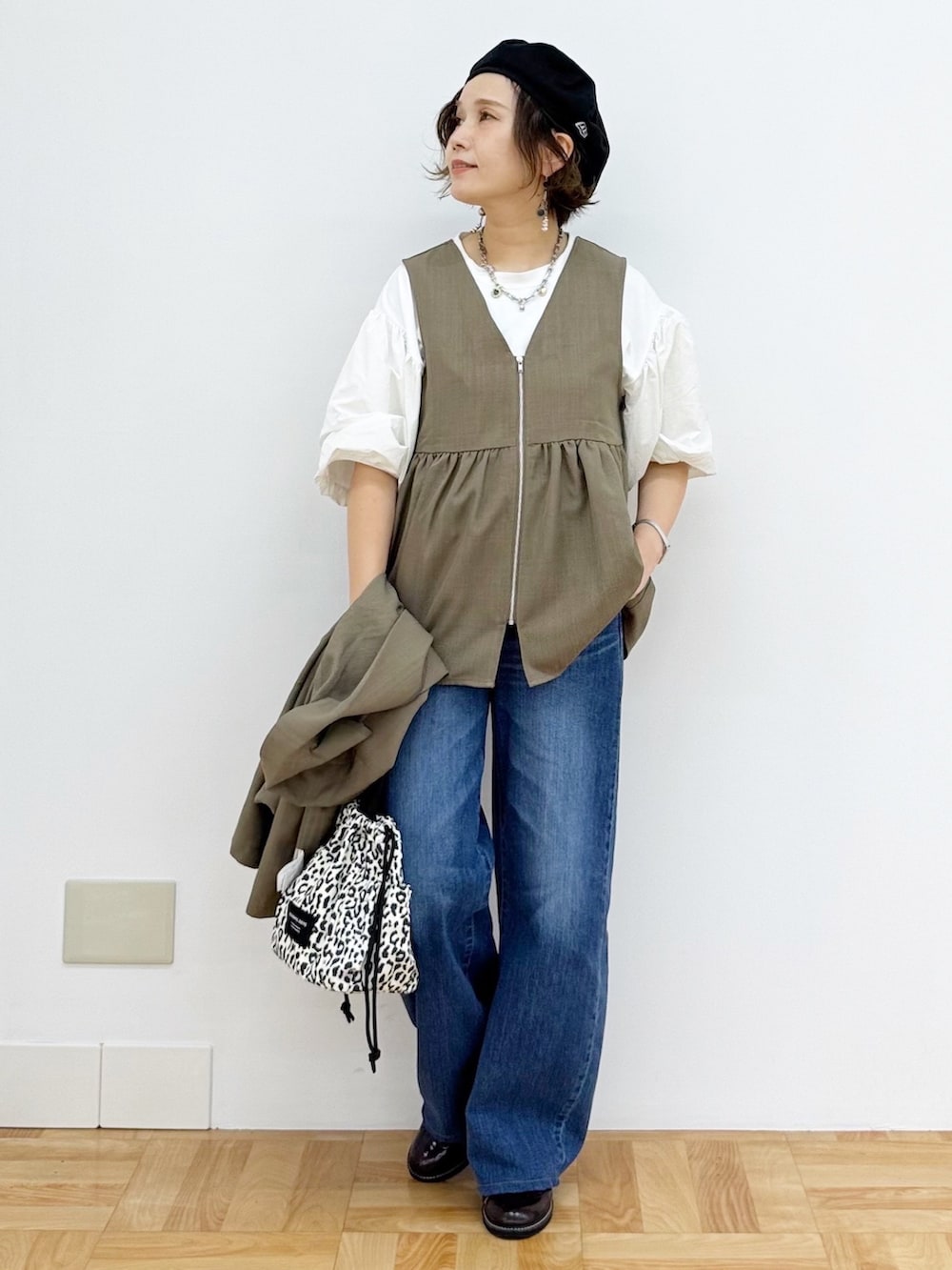 ブラウン系のその他トップス、ブラウン系のテーラードジャケット、ホワイト系のTシャツ/カットソーを着用したレディースの秋コーディネートの5枚目の写真