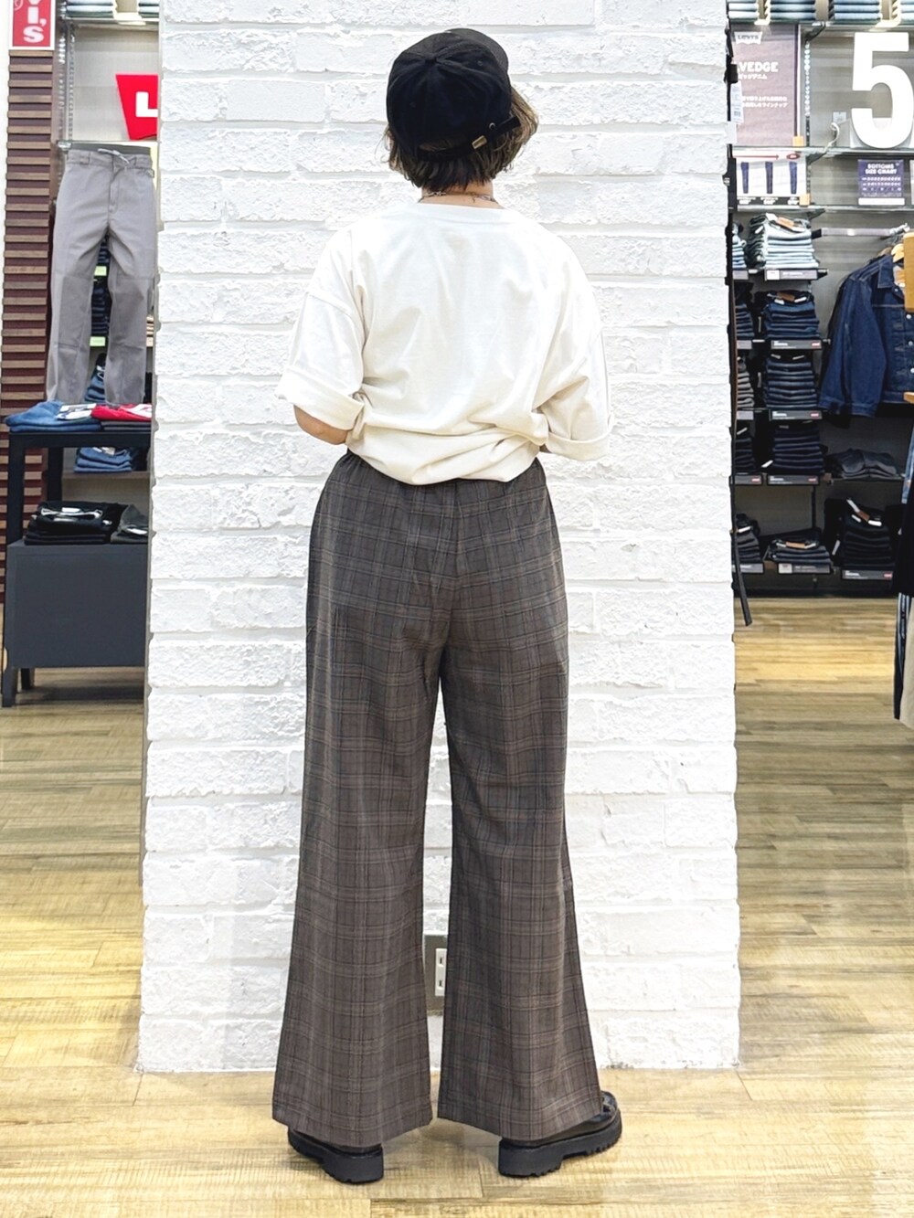 ホワイト系のTシャツ/カットソー、オレンジ系のシャツ/ブラウス、ブラック系のショルダーバッグを着用したレディースの秋コーディネートの10枚目の写真