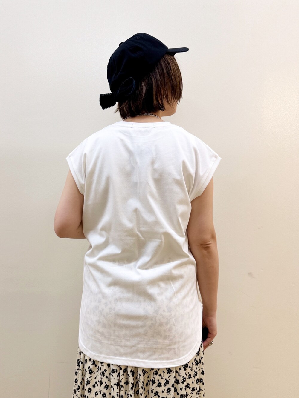 ピンク系のTシャツ/カットソー、ホワイト系のスカート、ブラック系のショルダーバッグを着用したレディースの春コーディネートの8枚目の写真
