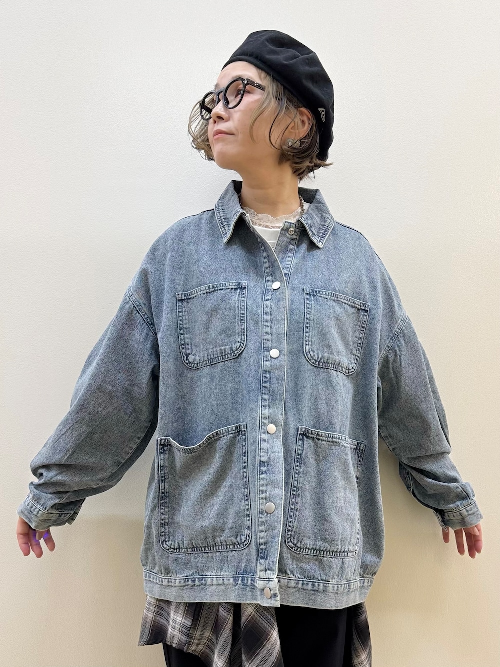 ブルー系のシャツ/ブラウス、ホワイト系のTシャツ/カットソー、ブラック系のその他パンツを着用したレディースの秋コーディネートの5枚目の写真