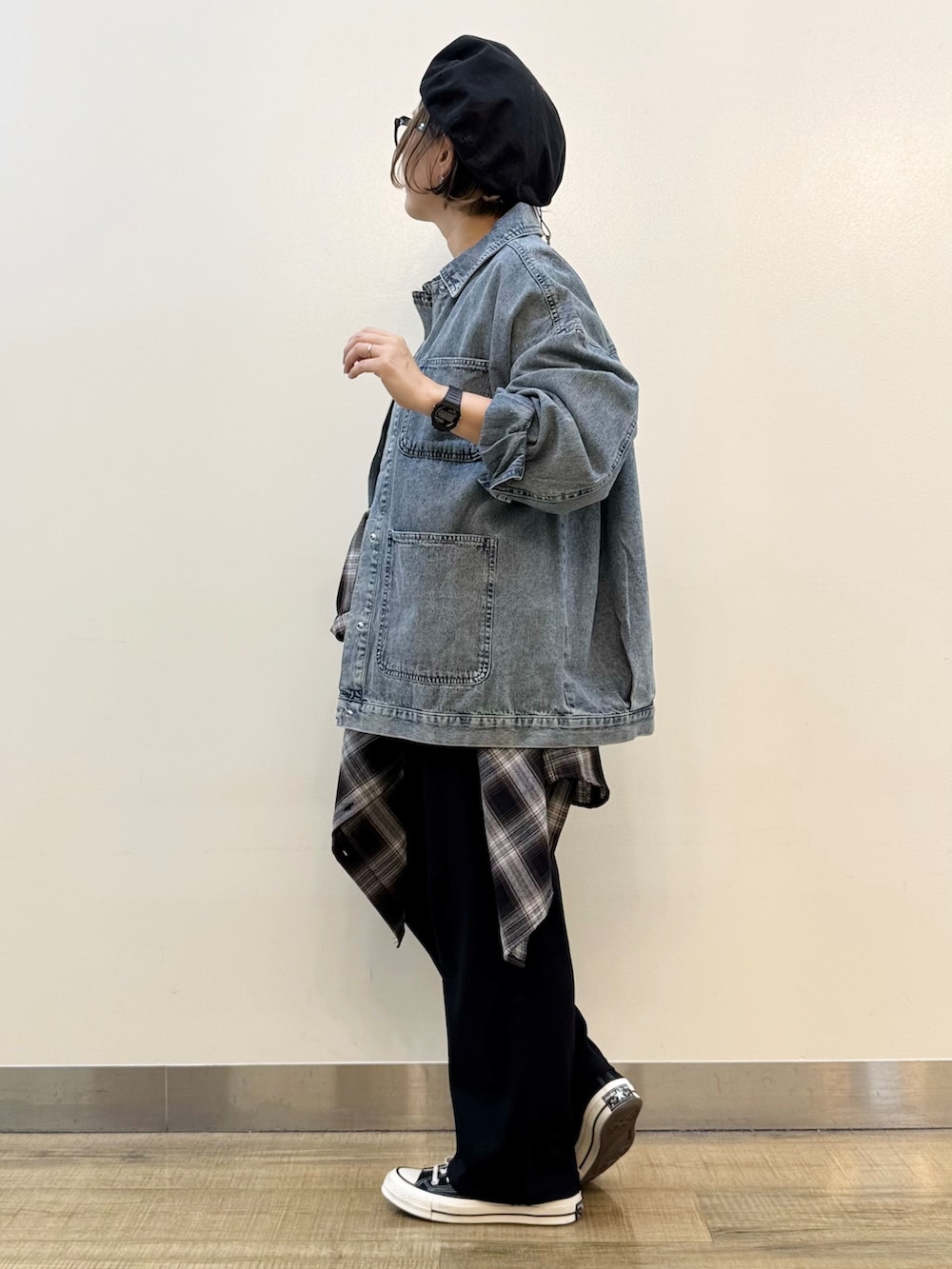 ブルー系のシャツ/ブラウス、ホワイト系のTシャツ/カットソー、ブラック系のその他パンツを着用したレディースの秋コーディネートの2枚目の写真