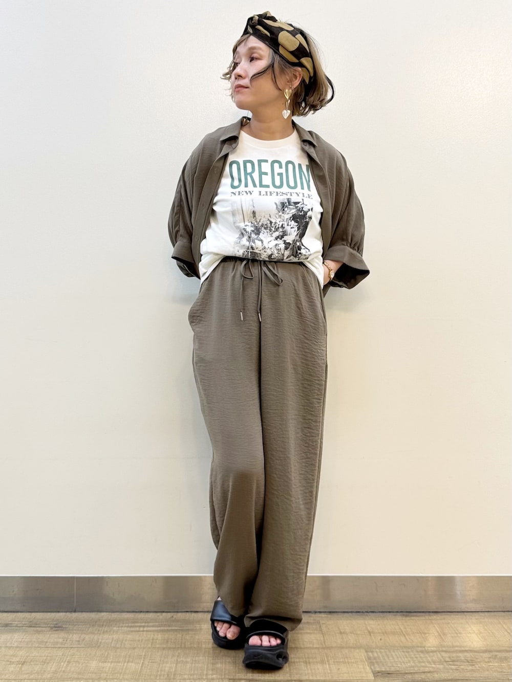 ブラウン系のシャツ/ブラウス、ホワイト系のTシャツ/カットソー、ブラウン系のその他パンツを着用したレディースの夏コーディネートの8枚目の写真