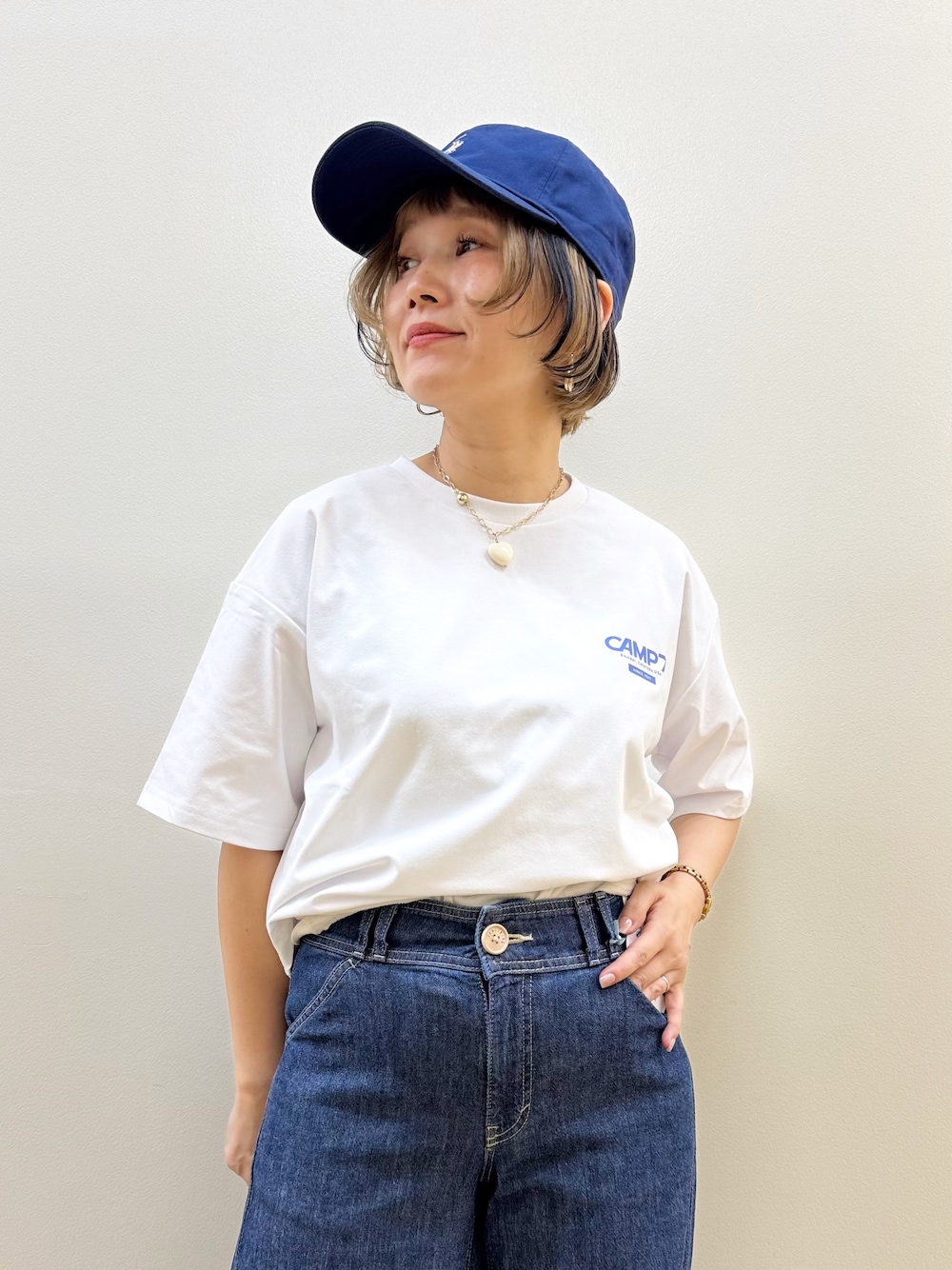ブルー系のデニムパンツ、ホワイト系のTシャツ/カットソー、ブルー系のキャップを着用したレディースの夏コーディネートの8枚目の写真
