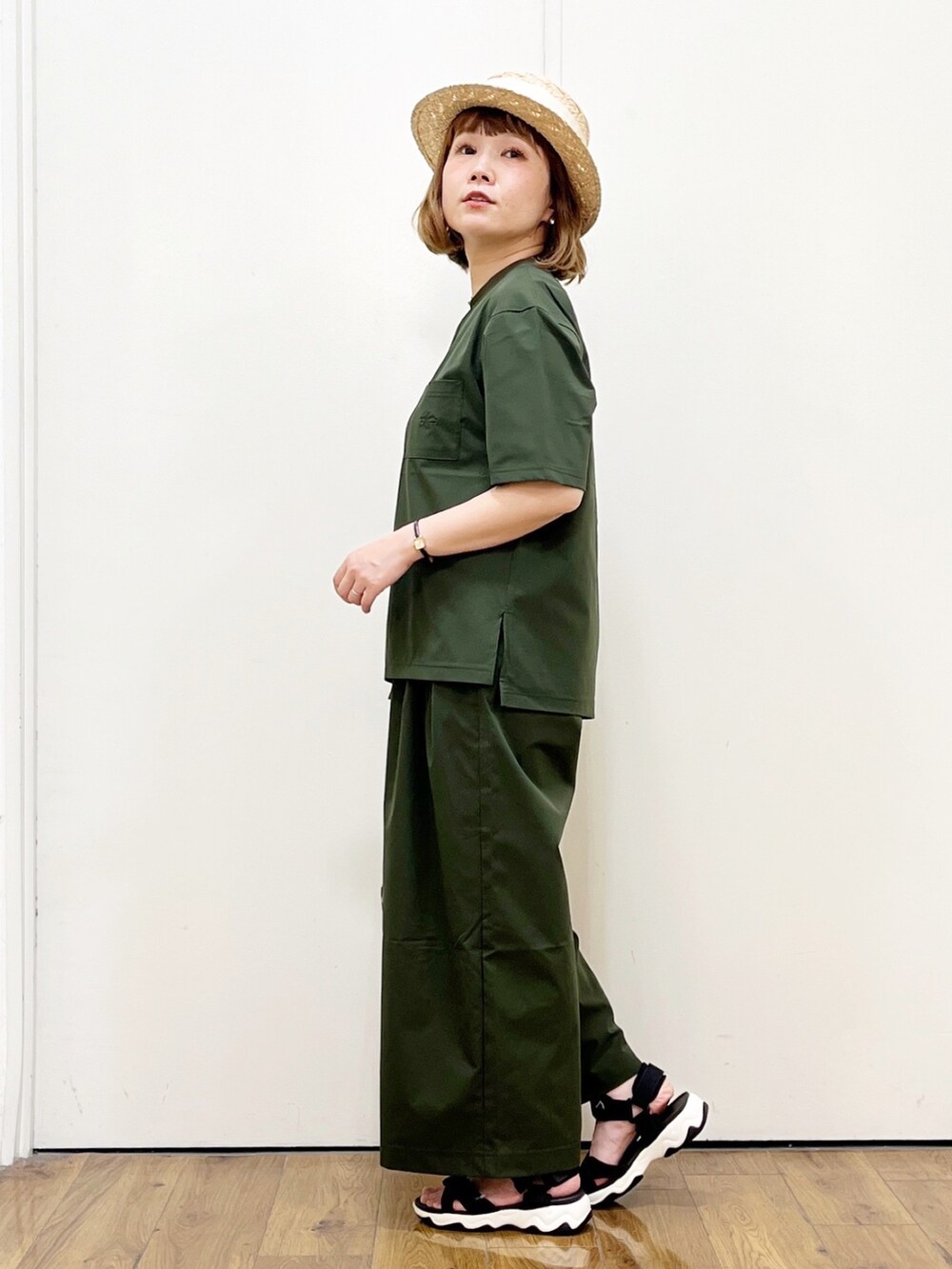 ベージュ系のショルダーバッグ、ブラウン系のTシャツ/カットソー、ブラウン系のその他パンツを着用したレディースの春コーディネートの3枚目の写真