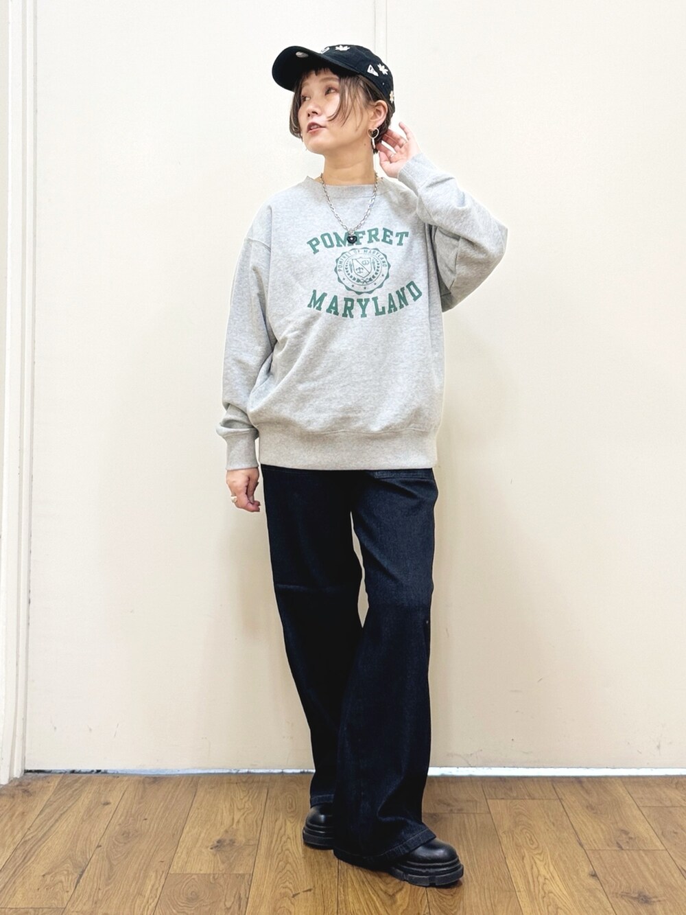 ブラック系のブーツ、ブルー系のデニムパンツ、グリーン系のブルゾンを着用したレディースの秋コーディネートの7枚目の写真