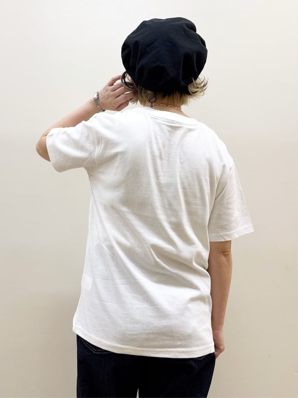 ホワイト系のカーディガン/ボレロ、ホワイト系のTシャツ/カットソー、ブルー系のデニムパンツを着用したレディースの春コーディネートの8枚目の写真
