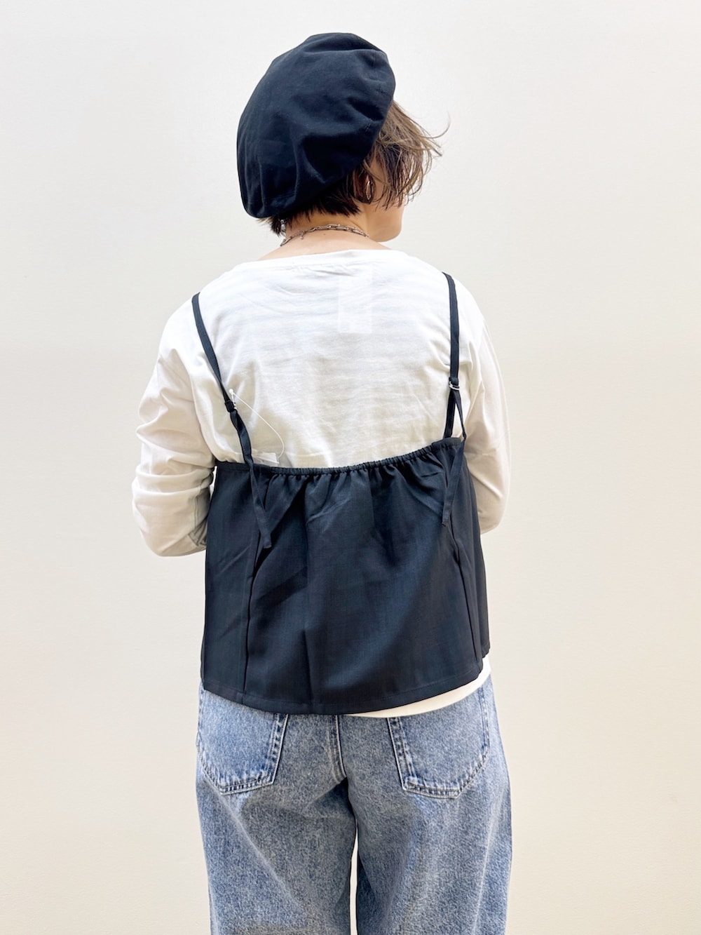 ブラック系のショルダーバッグ、ブラック系のその他シューズ、ブルー系のデニムパンツを着用したレディースの秋コーディネートの4枚目の写真