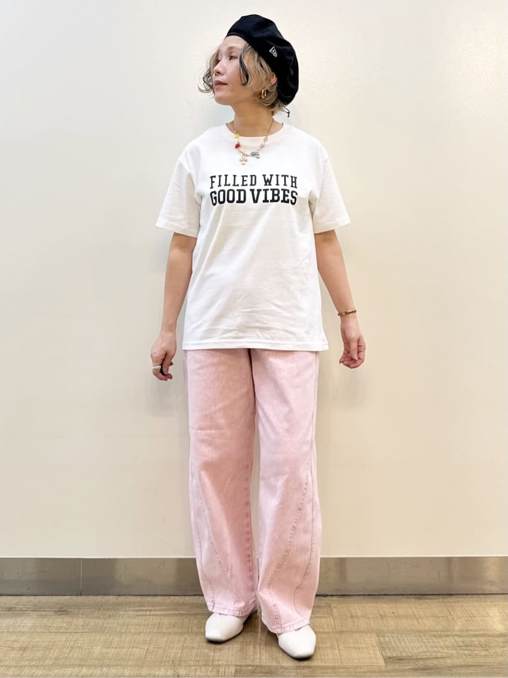 ブラック系のスカート、ホワイト系のTシャツ/カットソー、ブラック系のショルダーバッグを着用したレディースの夏コーディネートの7枚目の写真