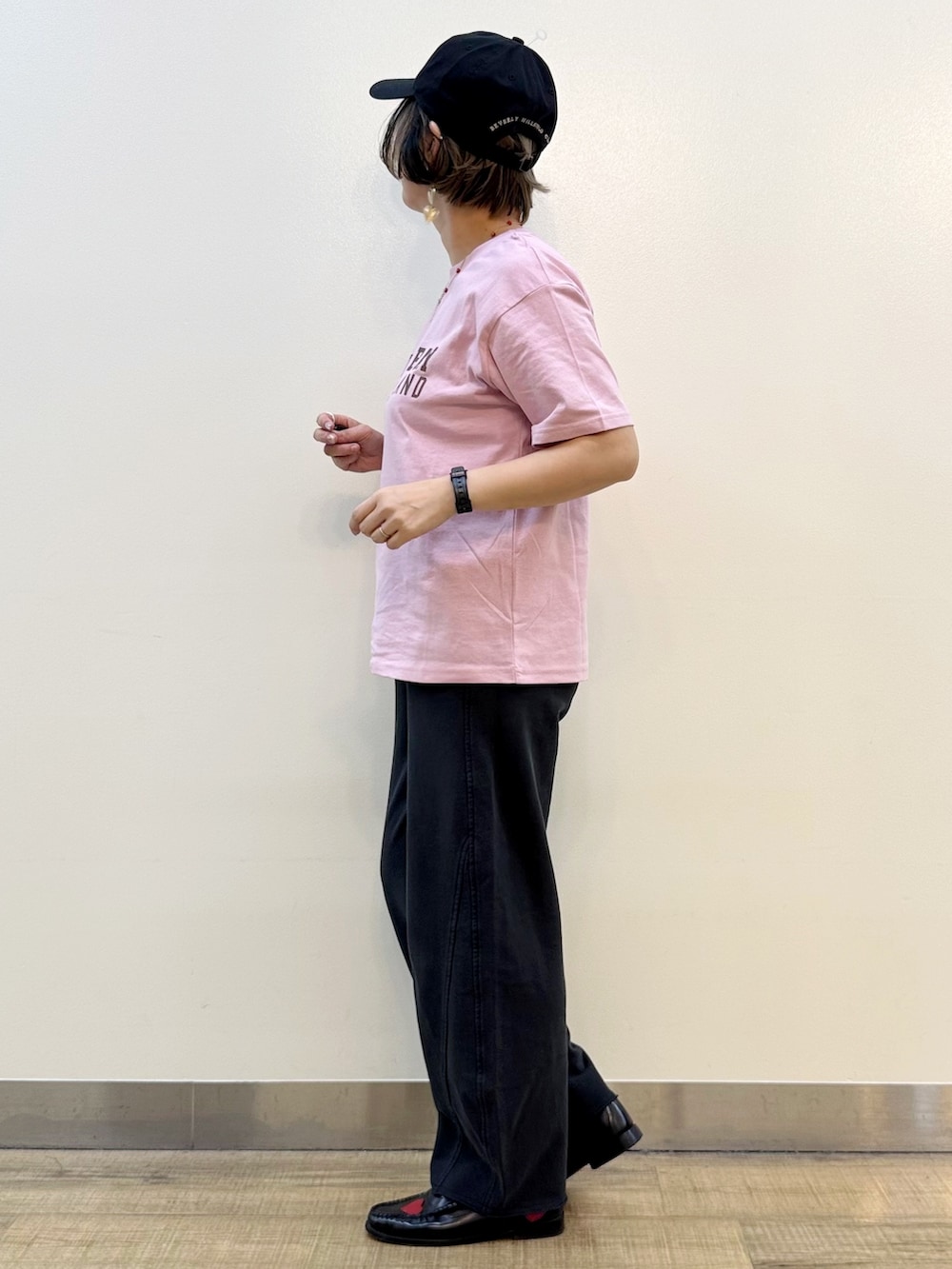 ピンク系のTシャツ/カットソー、ホワイト系のシャツ/ブラウス、ブラック系のその他パンツを着用したレディースの秋コーディネートの10枚目の写真