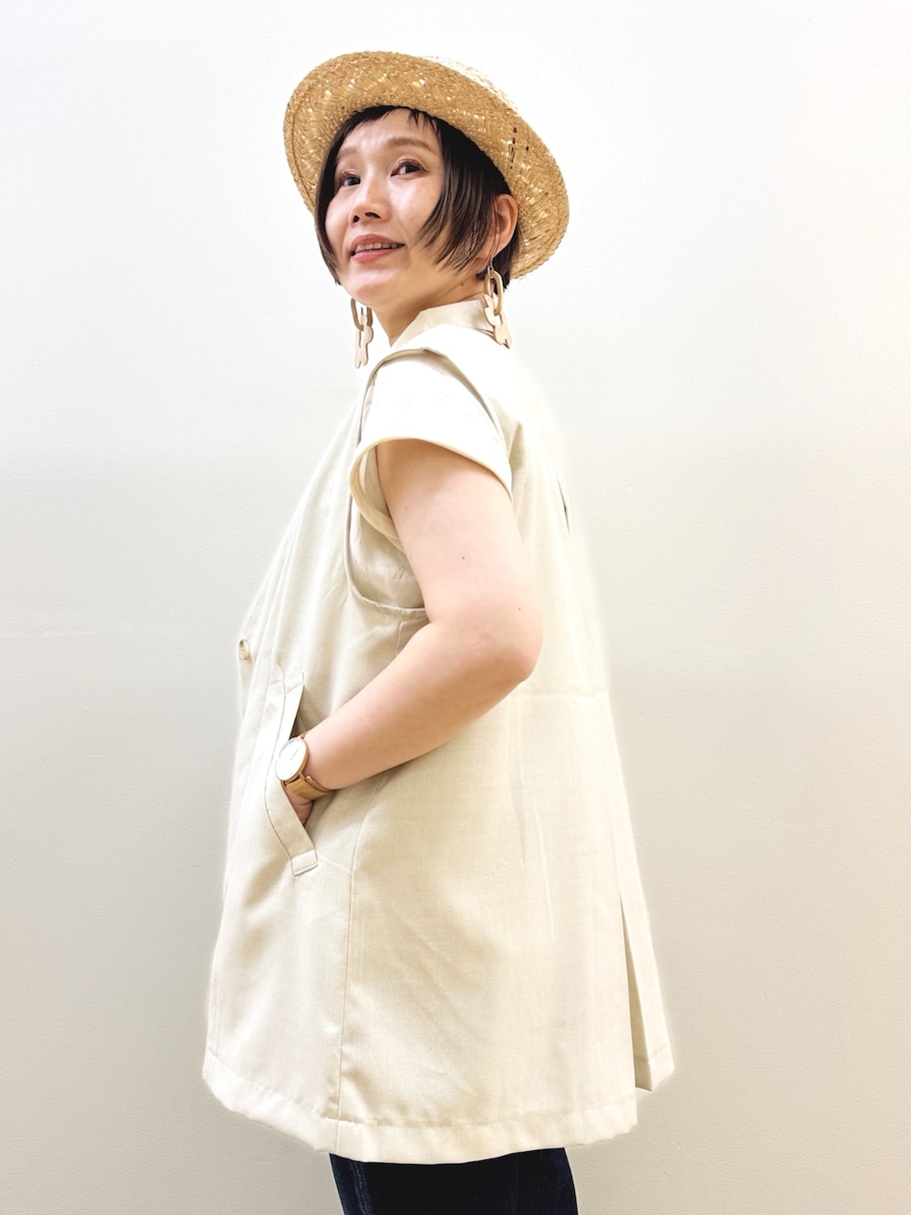 ホワイト系のシャツ/ブラウス、ホワイト系のその他トップス、ブルー系のデニムパンツを着用したレディースの夏コーディネートの3枚目の写真