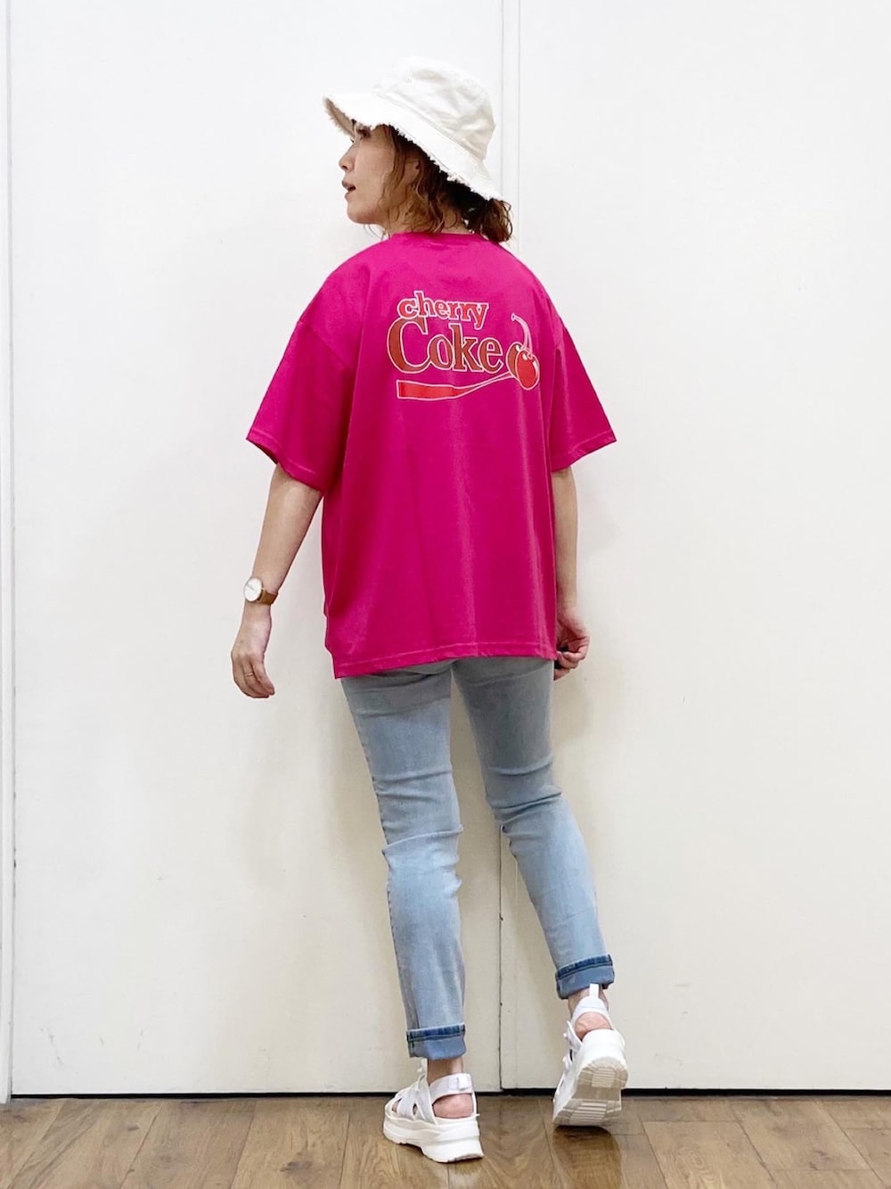 ピンク系のTシャツ/カットソー、ブルー系のデニムパンツ、ホワイト系のサンダルを着用したレディースの夏コーディネートの2枚目の写真