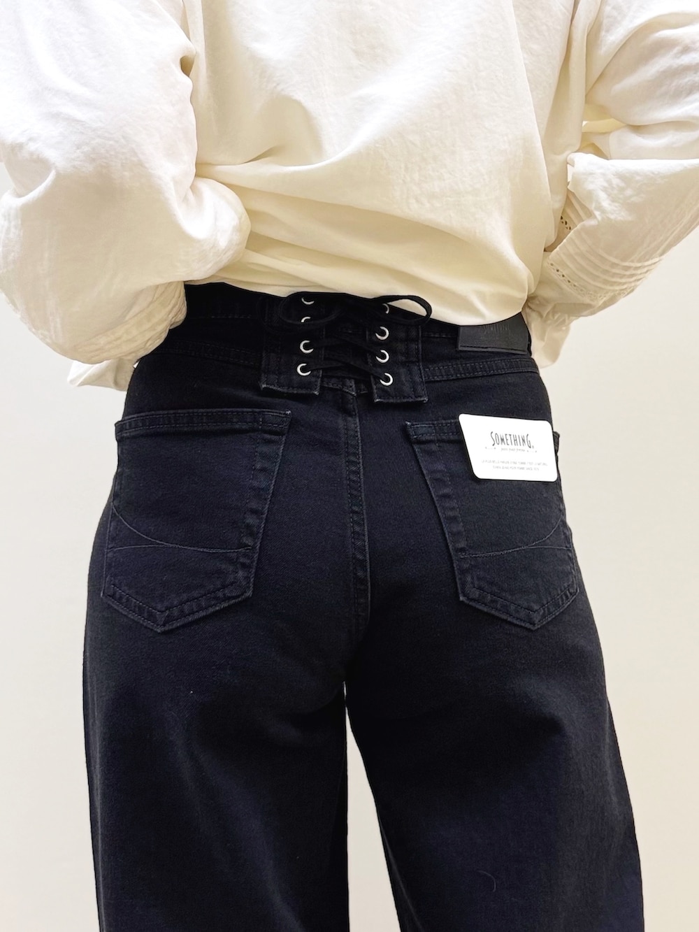 ホワイト系のTシャツ/カットソー、ホワイト系のシャツ/ブラウス、ブラック系のデニムパンツを着用したレディースの冬コーディネートの9枚目の写真