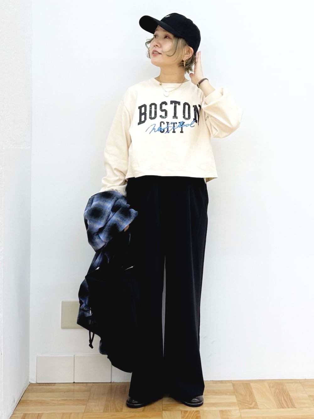 ベージュ系のTシャツ/カットソー、ブルー系のシャツ/ブラウス、ブラック系のショルダーバッグを着用したレディースの秋コーディネートの8枚目の写真