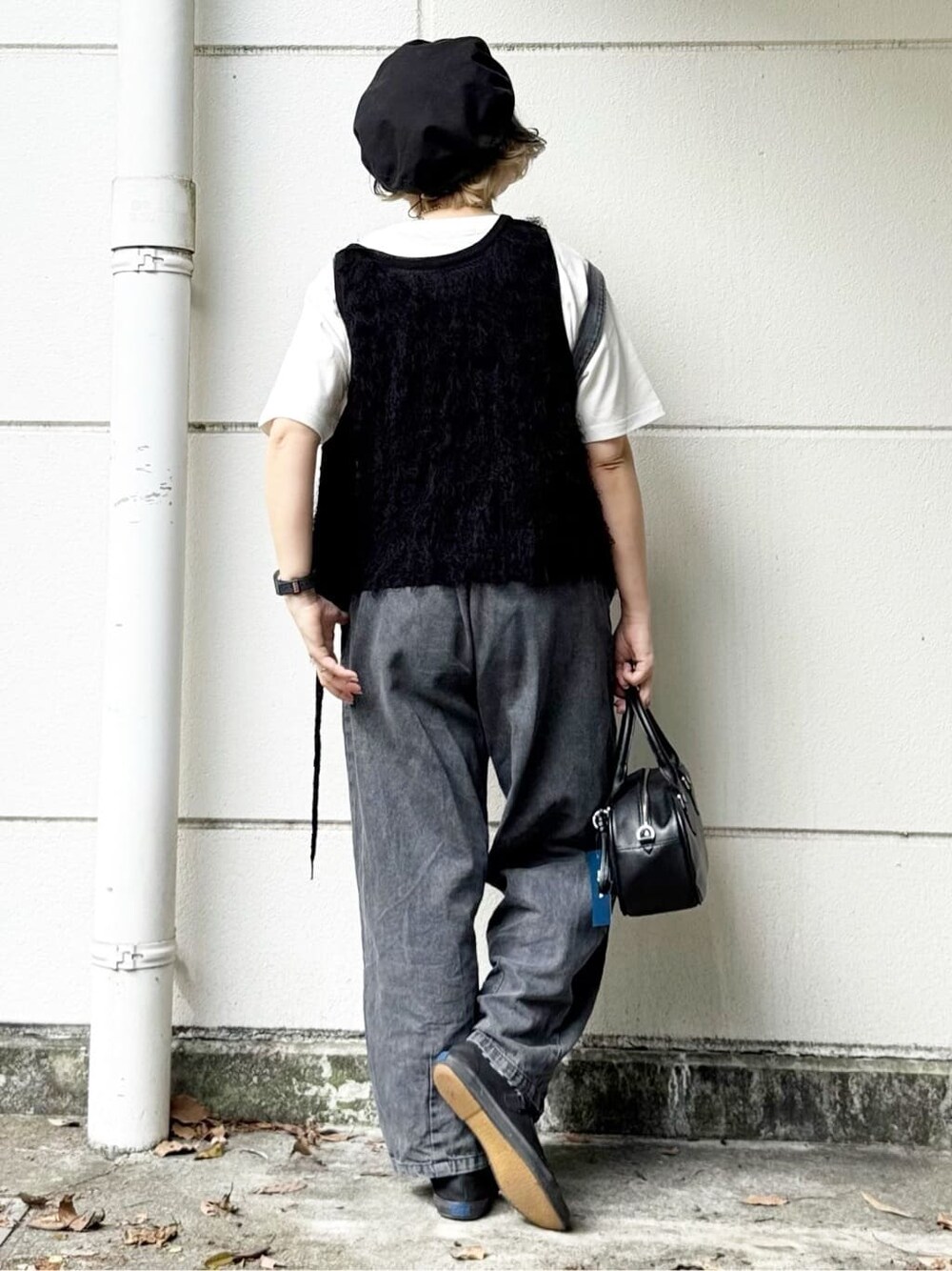 ホワイト系のTシャツ/カットソー、ブラック系のサロペット/オーバーオール、ブラック系のベストを着用したレディースの春コーディネートの5枚目の写真