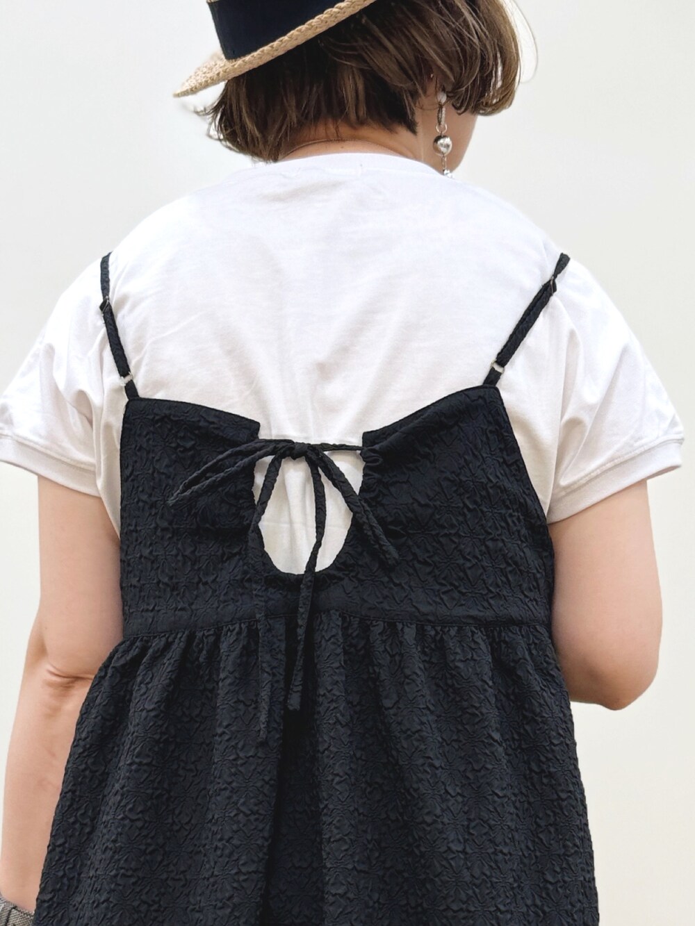 ホワイト系のTシャツ/カットソー、ブラック系のワンピース、ホワイト系のシャツ/ブラウスを着用したレディースの春コーディネートの3枚目の写真