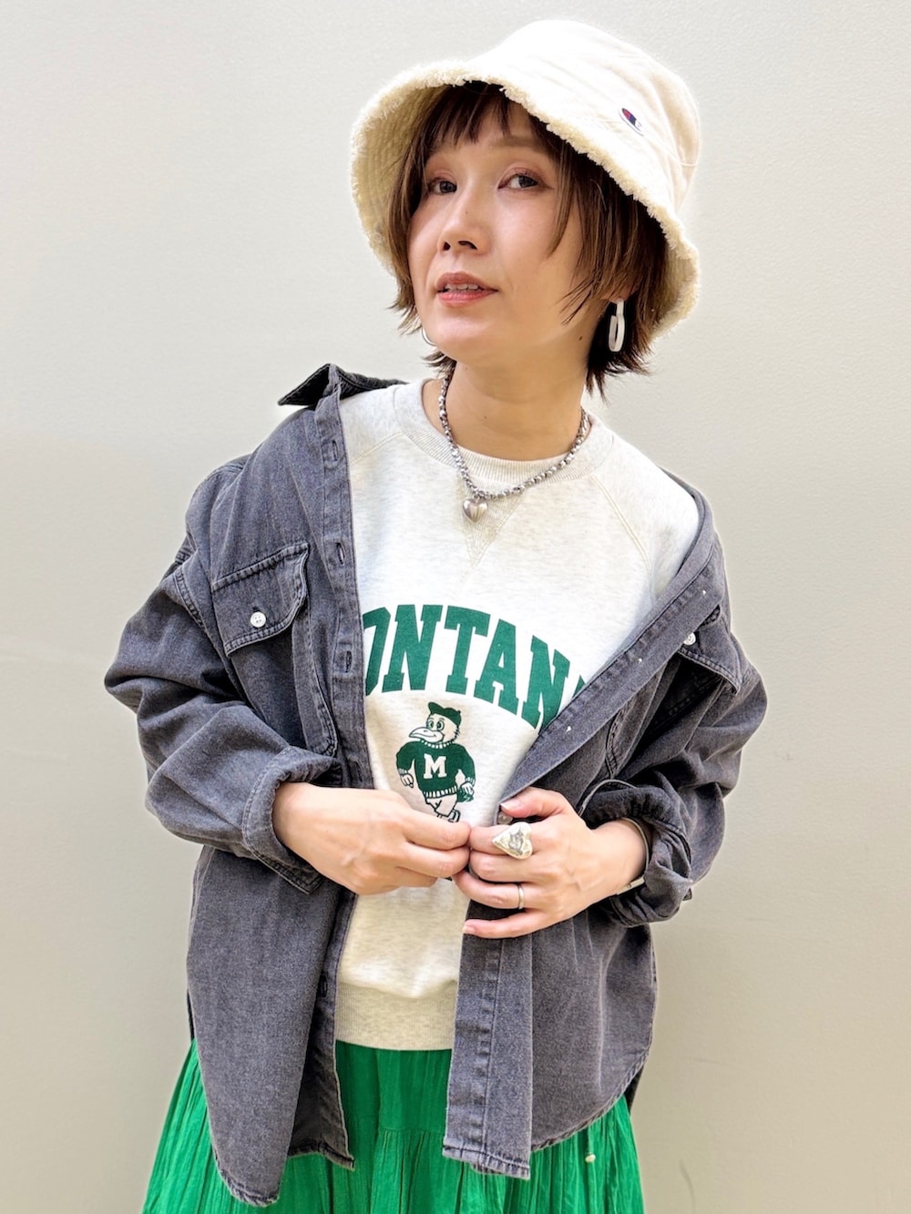 グレー系のシャツ/ブラウス、ホワイト系のトートバッグ、グレー系のスウェットを着用したレディースの春コーディネートの7枚目の写真