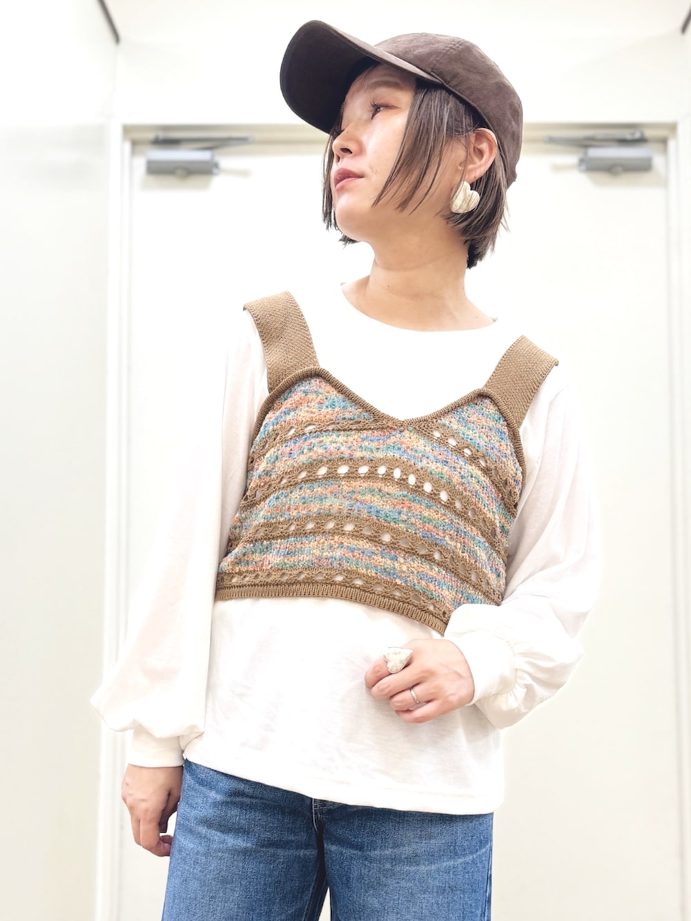 ホワイト系のMA-1、ブルー系のデニムパンツ、ブラウン系のアンサンブルを着用したレディースの秋コーディネートの7枚目の写真