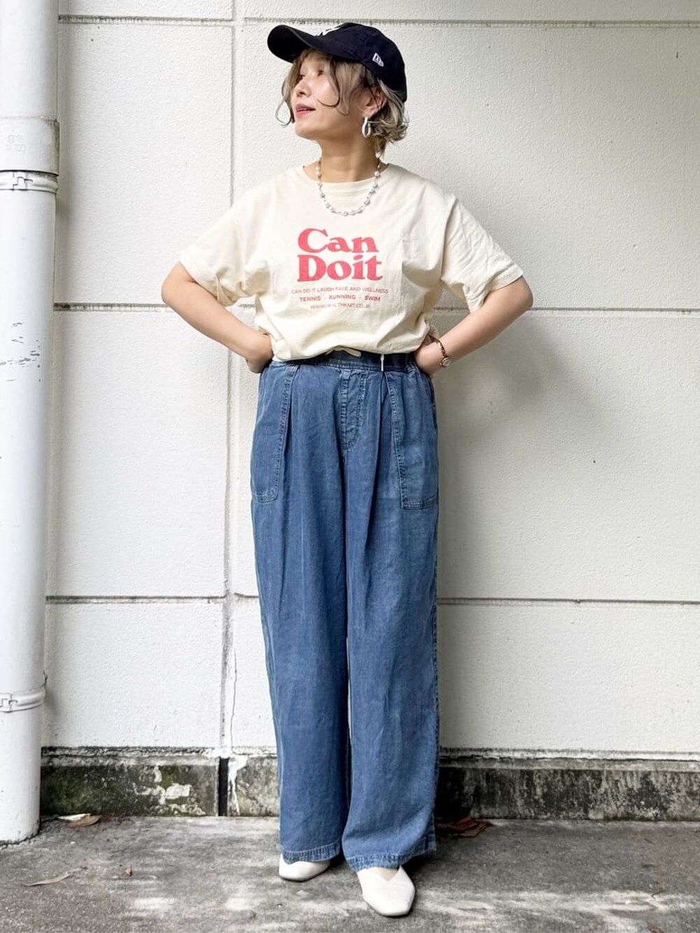 ベージュ系のテーラードジャケット、ブルー系のデニムパンツ、ホワイト系のTシャツ/カットソーを着用したレディースの春コーディネートの8枚目の写真