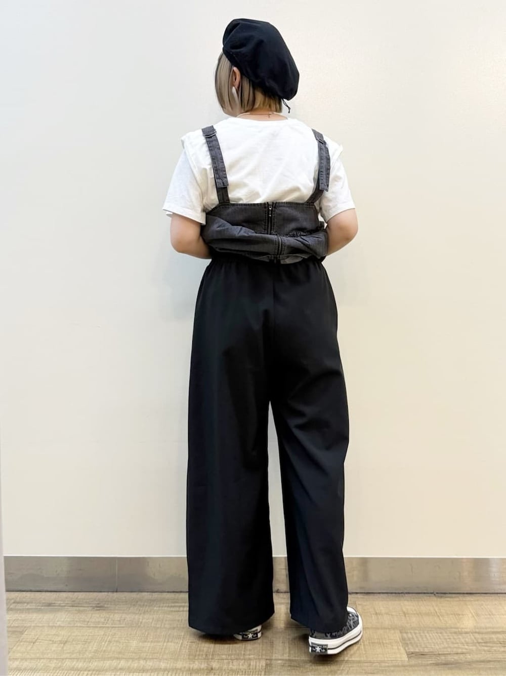 ホワイト系のTシャツ/カットソー、ブラック系のその他パンツを着用したレディースの春コーディネートの10枚目の写真