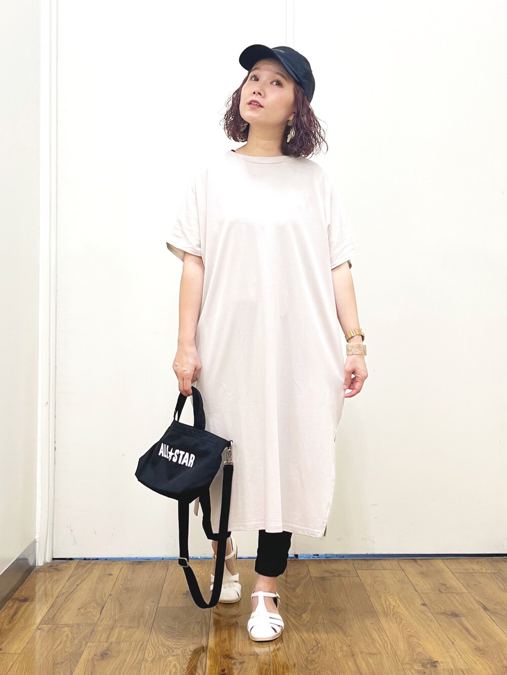 ベージュ系のワンピース、ブラック系のその他パンツ、ホワイト系のサンダルを着用したレディースの夏コーディネートの2枚目の写真