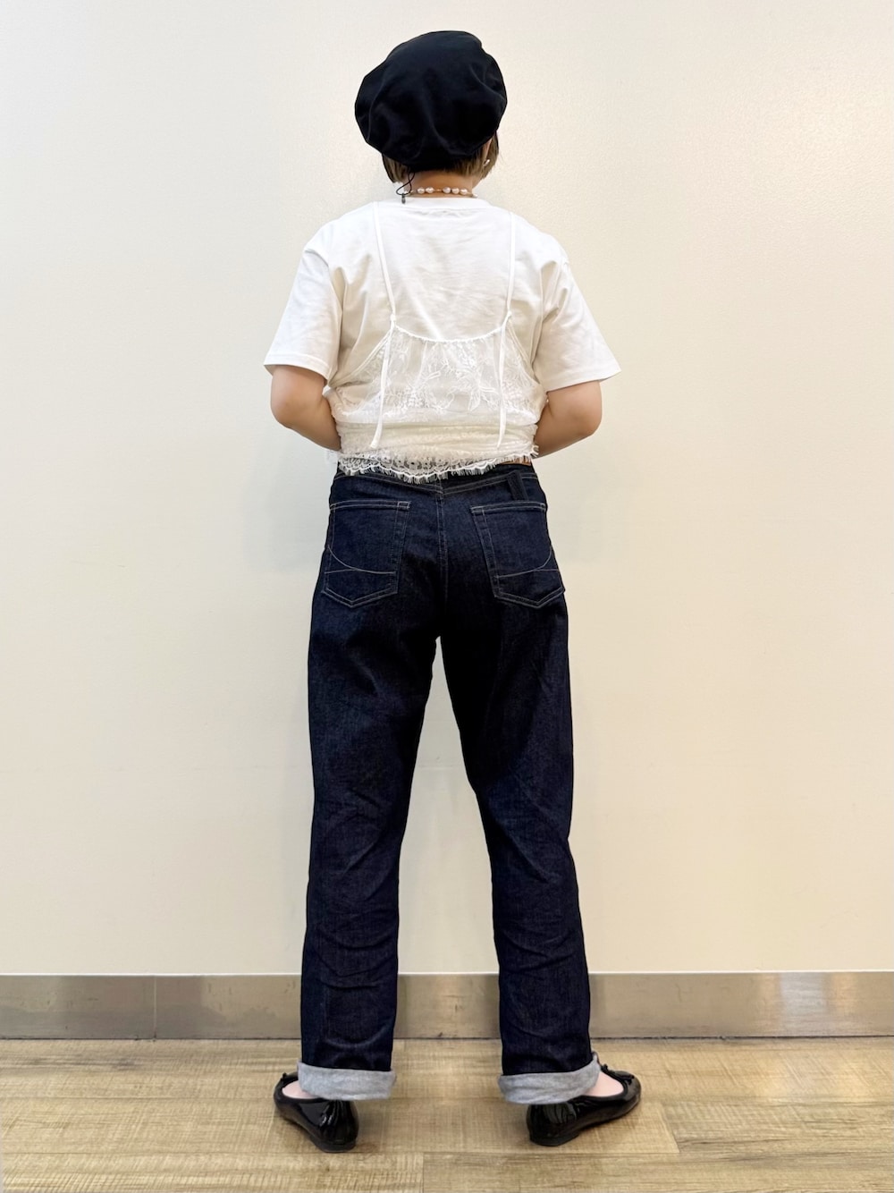 ホワイト系のTシャツ/カットソー、ホワイト系のTシャツ/カットソー、ブルー系のデニムパンツを着用したレディースの夏コーディネートの10枚目の写真