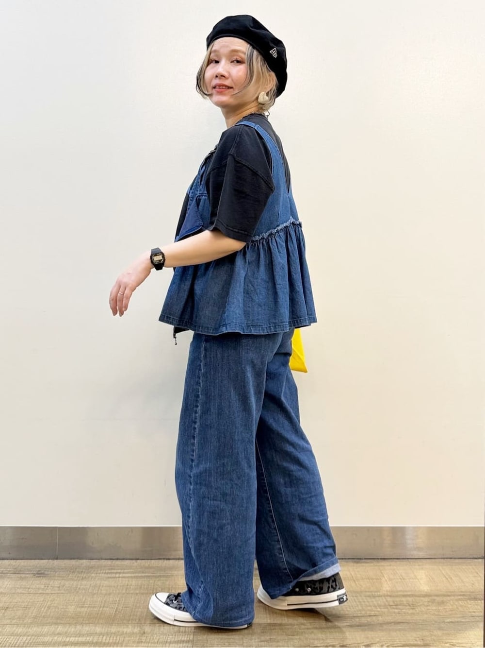 グレー系のTシャツ/カットソー、ブルー系のデニムパンツを着用したレディースの春コーディネートの3枚目の写真