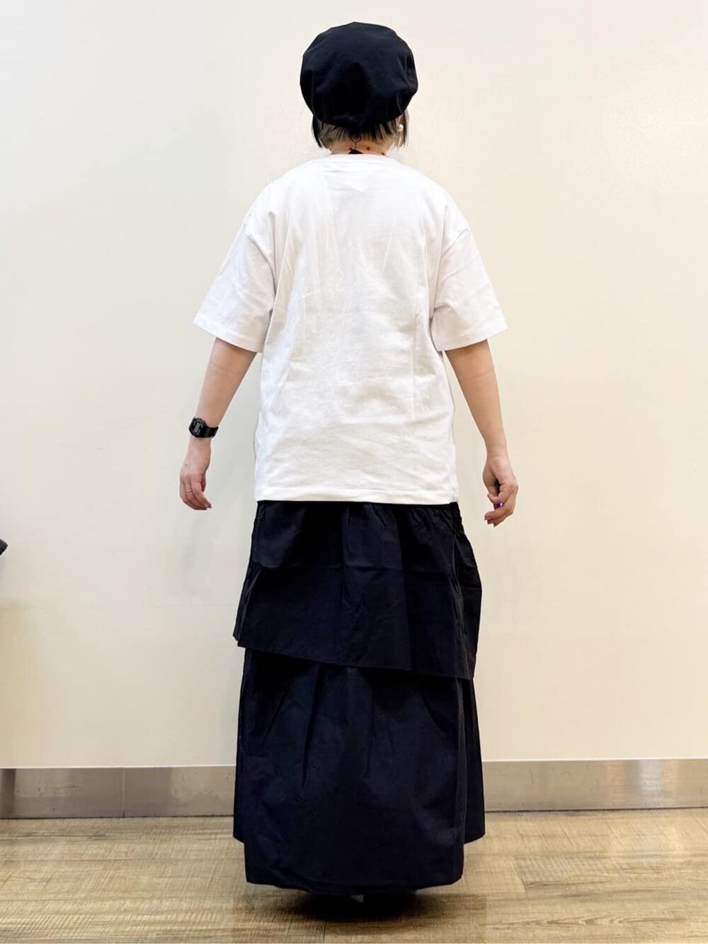 ホワイト系のTシャツ/カットソー、ブラック系のスカート、ホワイト系のショルダーバッグを着用したレディースの春コーディネートの5枚目の写真