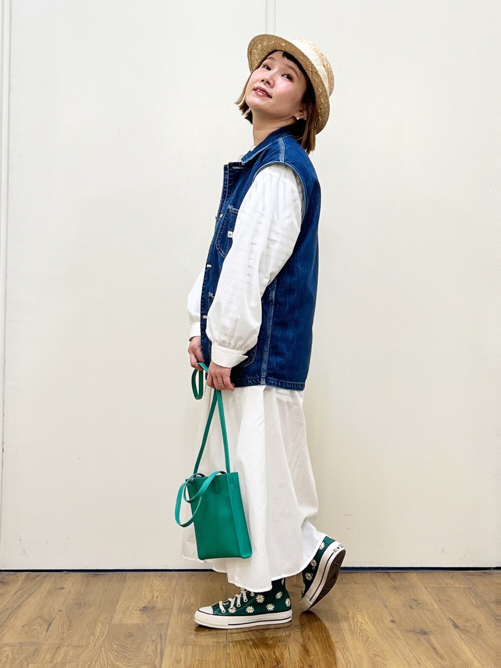 ホワイト系のシャツ/ブラウス、グリーン系のショルダーバッグ、ブルー系のTシャツ/カットソーを着用したレディースの春コーディネートの2枚目の写真