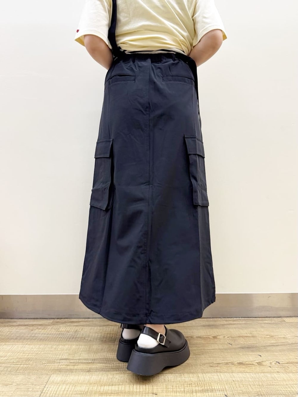 ホワイト系のTシャツ/カットソー、ブラック系のスカート、レッド系のエコバッグ/サブバッグを着用したレディースの春コーディネートの9枚目の写真