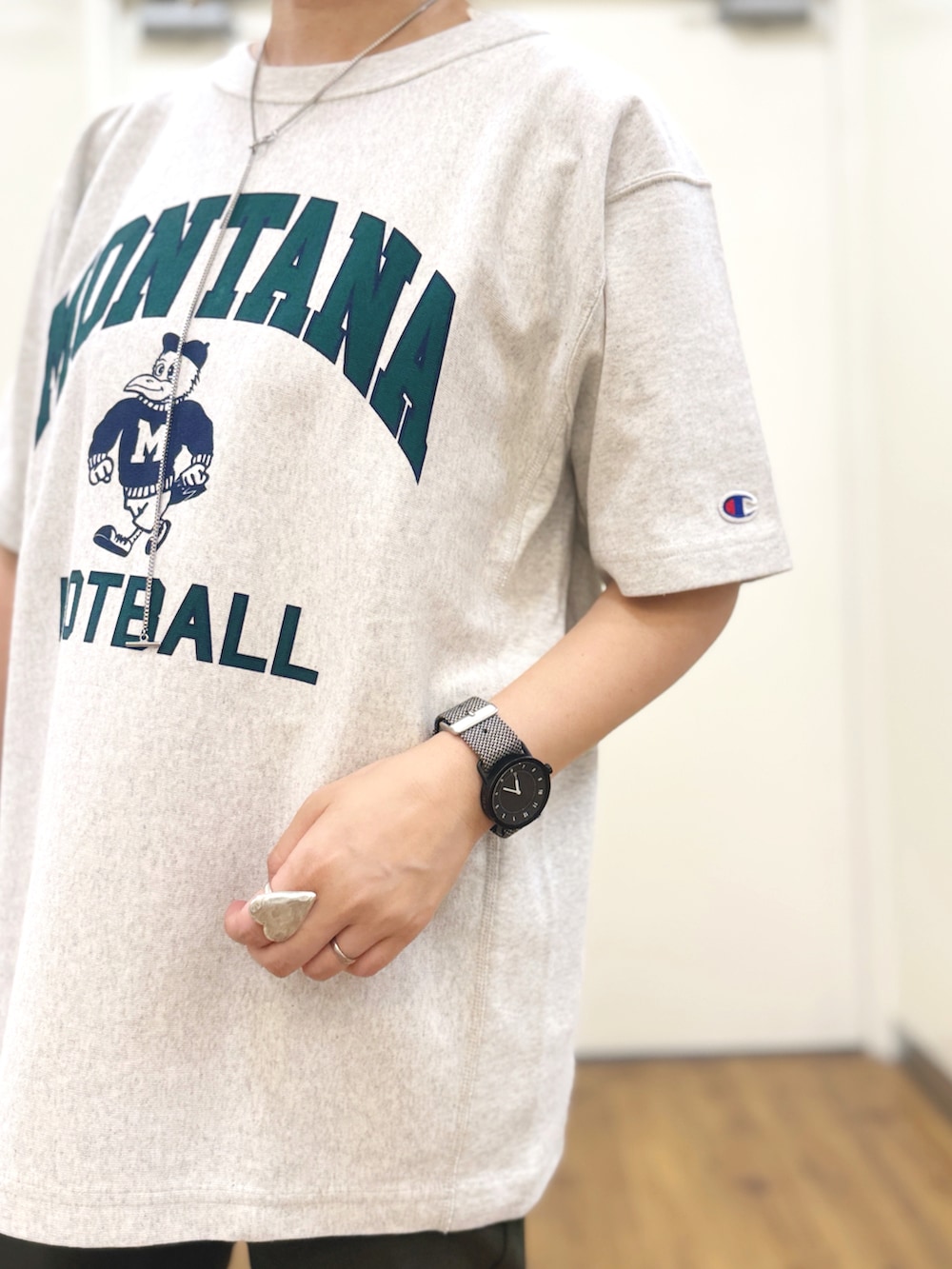 ホワイト系のTシャツ/カットソー、ブラック系のトートバッグ、ホワイト系のシャツ/ブラウスを着用したレディースの夏コーディネートの3枚目の写真