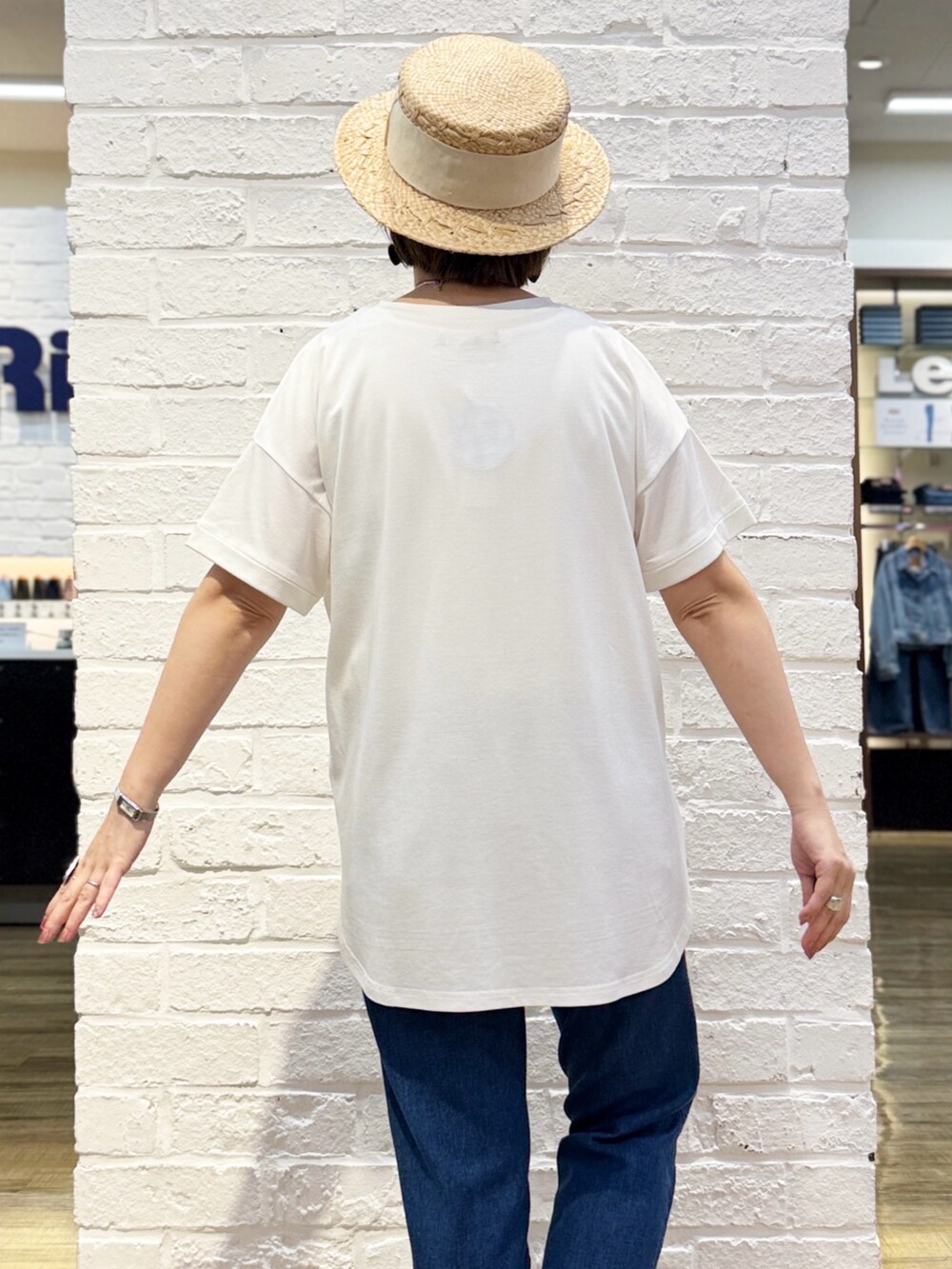 ブルー系のデニムパンツ、ブルー系のシャツワンピース、ホワイト系のTシャツ/カットソーを着用したレディースの春コーディネートの8枚目の写真
