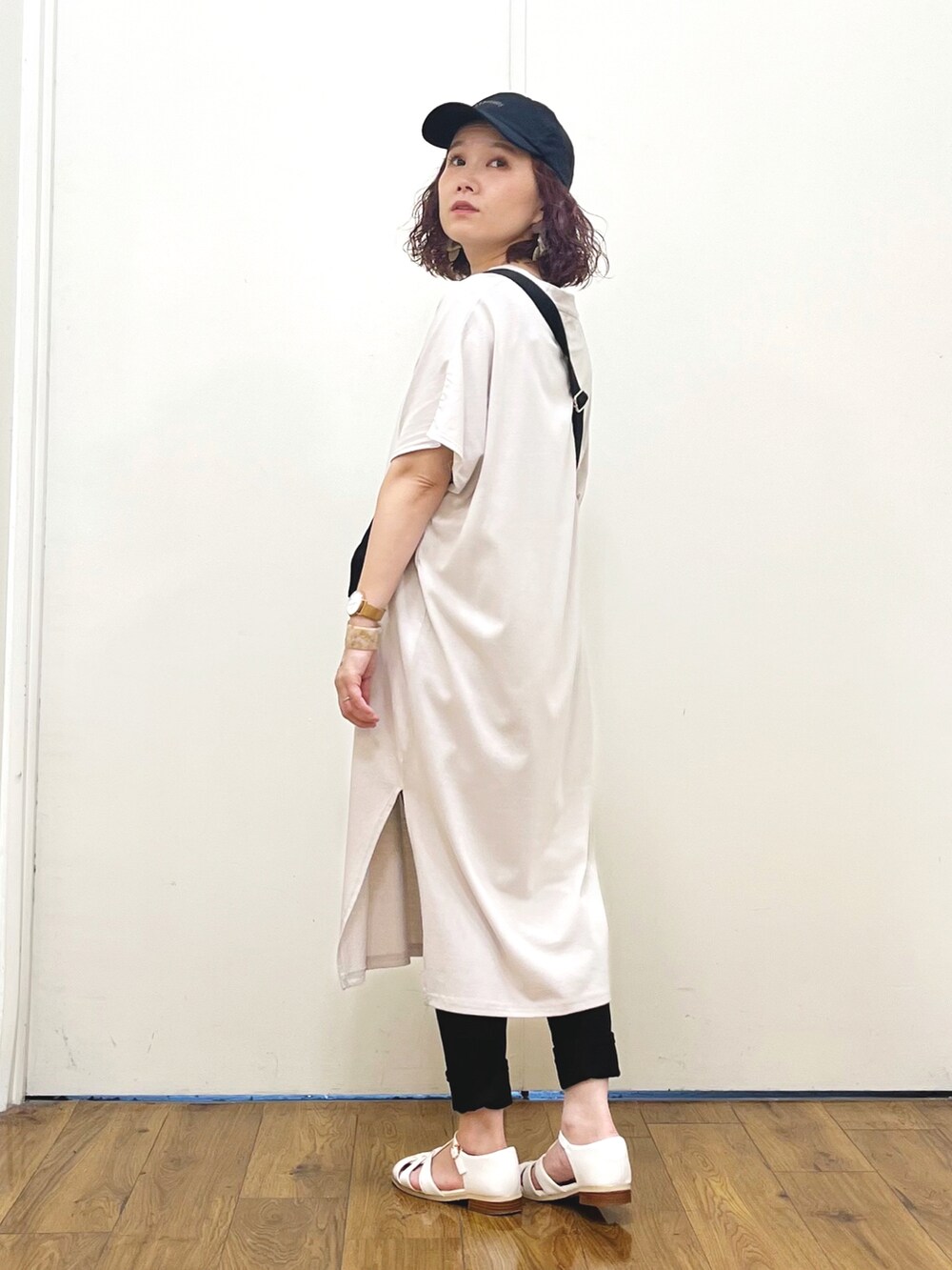 ベージュ系のワンピース、ブラック系のその他パンツ、ホワイト系のサンダルを着用したレディースの夏コーディネートの3枚目の写真