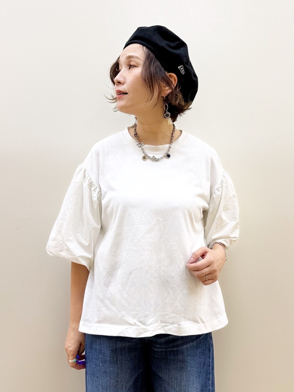 ブラウン系のその他トップス、ブラウン系のテーラードジャケット、ホワイト系のTシャツ/カットソーを着用したレディースの秋コーディネートの9枚目の写真