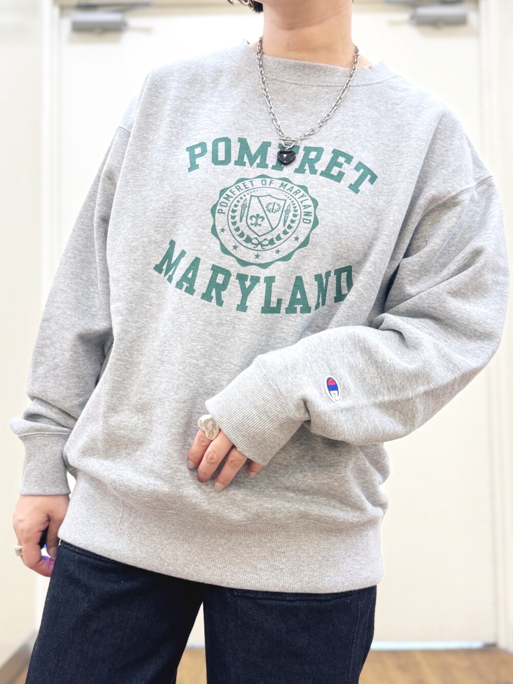 ブラック系のブーツ、ブルー系のデニムパンツ、グリーン系のブルゾンを着用したレディースの秋コーディネートの8枚目の写真